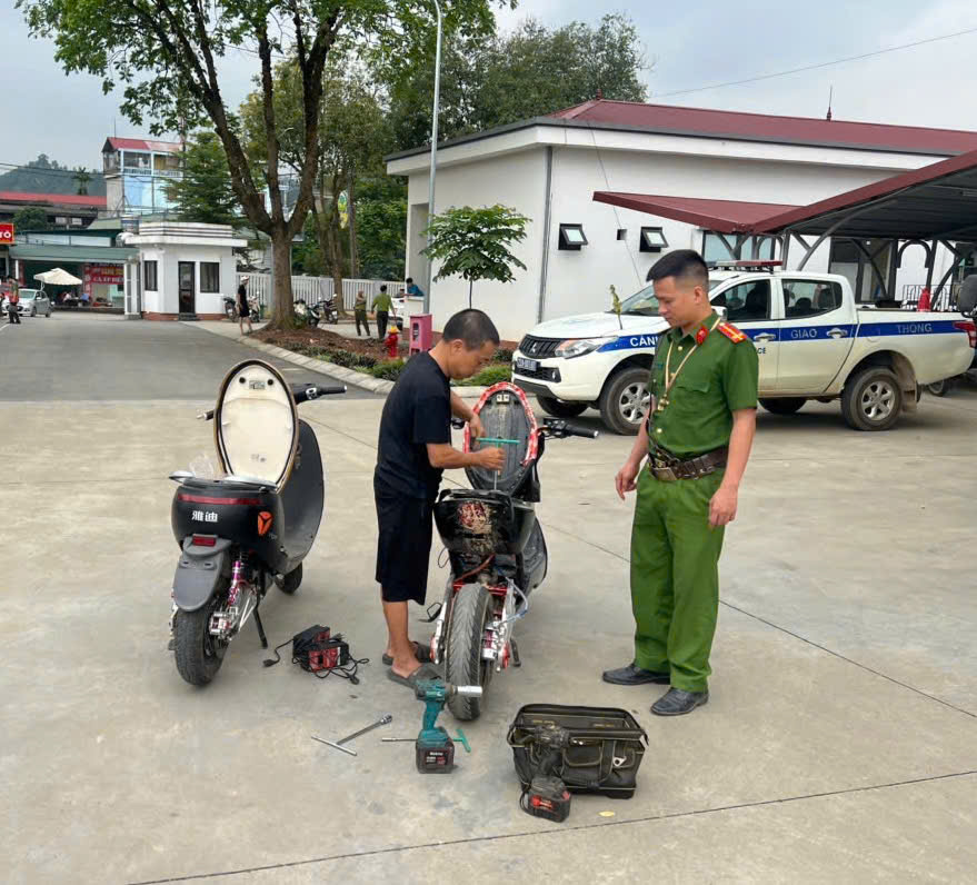 CÔNG AN XÃ HÀM YÊN PHỐI HỢP TUYÊN TRUYỀN, VẬN ĐỘNG THÁO DỠ XE ĐỘ, CHẾ TRONG HỌC SINH