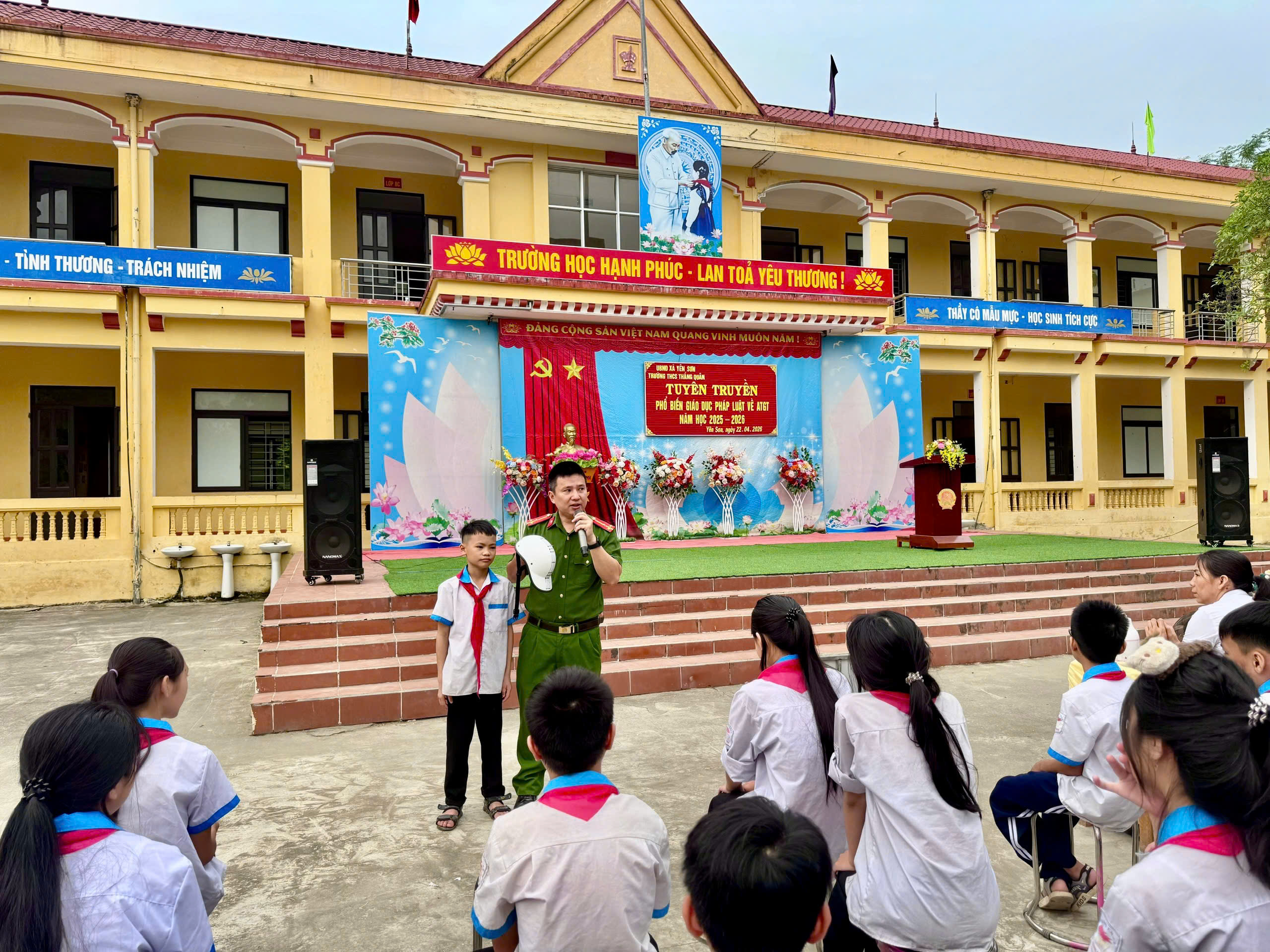 YÊN SƠN - ĐẨY MẠNH TUYÊN TRUYỀN, NÂNG CAO Ý THỨC CHẤP HÀNH PHÁP LUẬT VỀ AN TOÀN GIAO THÔNG TRONG HỌC ĐƯỜNG 