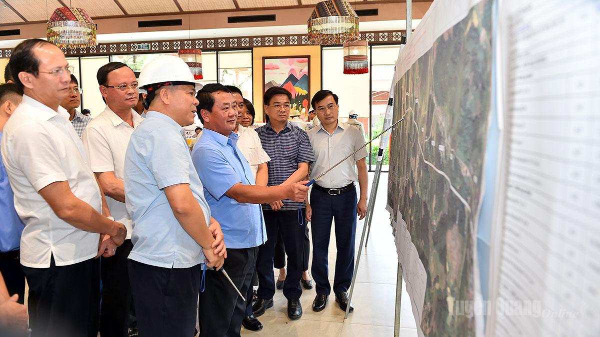 Bí thư Tỉnh ủy kiểm tra tiến độ hai dự án giao thông trọng điểm tại xã Tân Trào