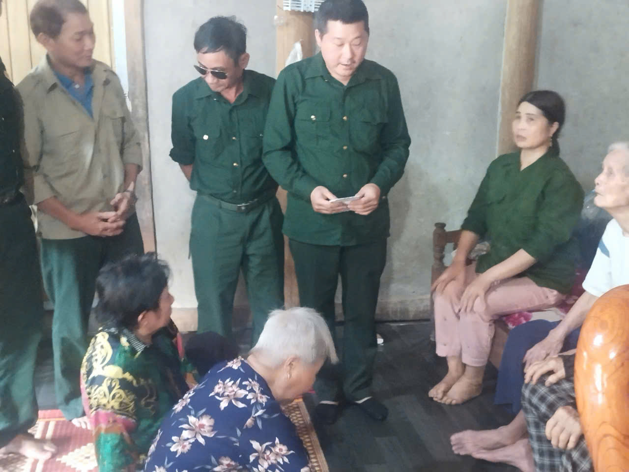 Thăm nh&agrave; bị ch&aacute;y..jpg