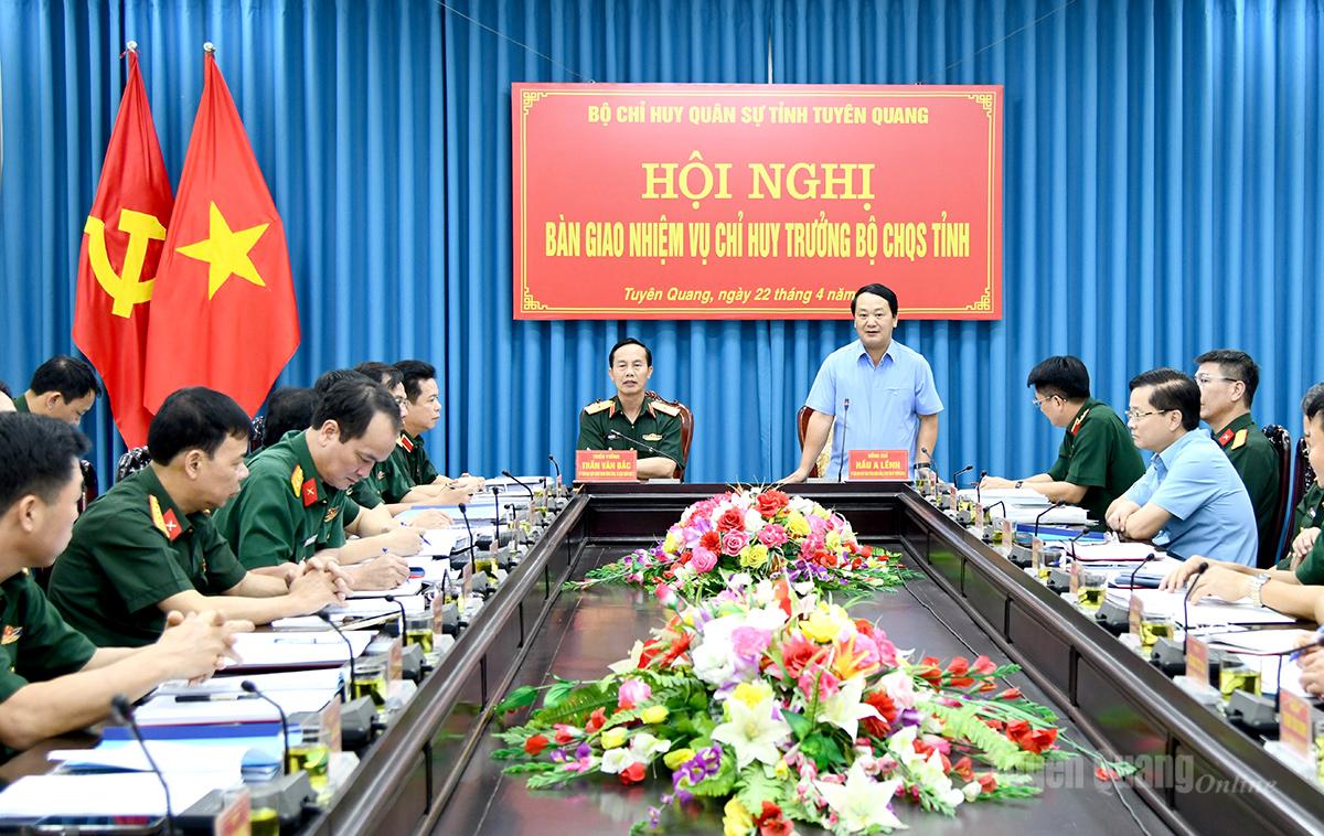 Bàn giao nhiệm vụ Chỉ huy trưởng Bộ CHQS tỉnh Tuyên Quang