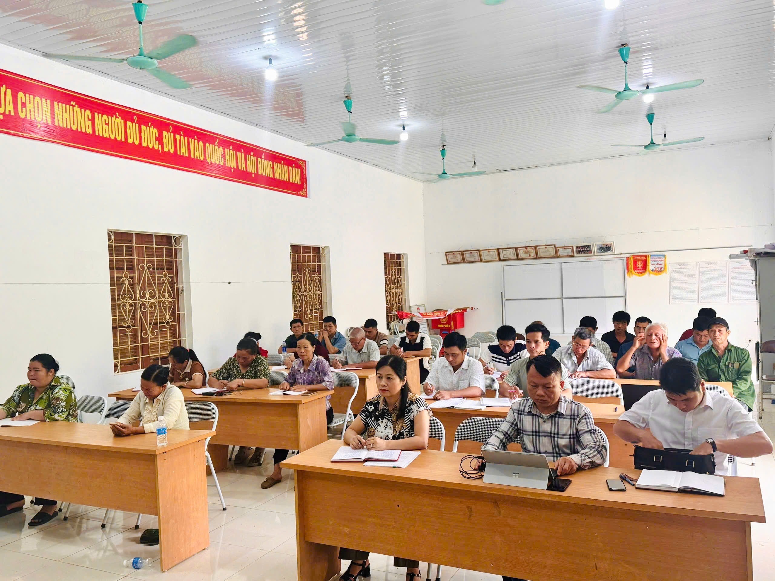 Các đồng chí lãnh đạo xã dự kỳ sinh hoạt đầu tiên tại các chi bộ thôn sau sáp nhập