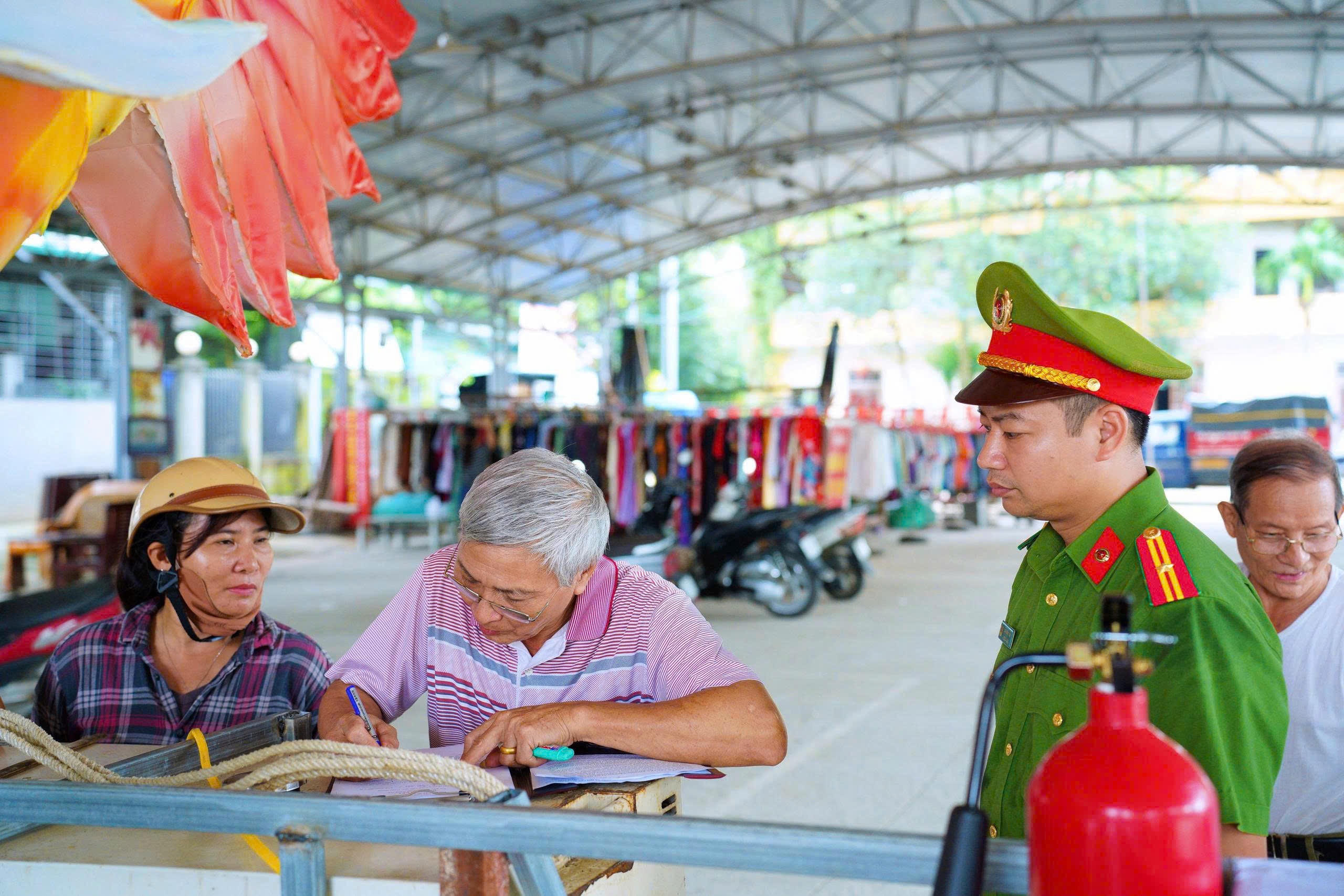 CÔNG AN PHƯỜNG NÔNG TIẾN TĂNG CƯỜNG HƯỚNG DẪN AN TOÀN PCCC ĐỐI VỚI CÁC MÔ HÌNH TRUNG THU THAM GIA LỄ HỘI THÀNH TUYÊN 2026