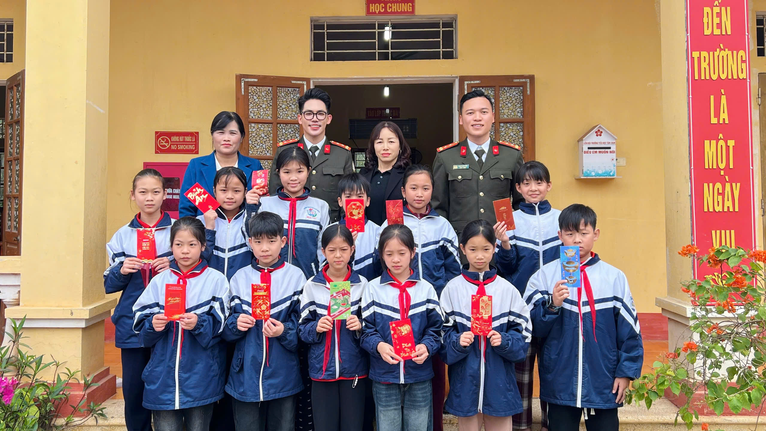 DUY TRÌ HIỆU QUẢ MÔ HÌNH "NGƯỜI THẦY CAND" - HỖ TRỢ DẠY TIẾNG ANH MIỄN PHÍ CHO HỌC SINH VÙNG SÂU, VÙNG XA