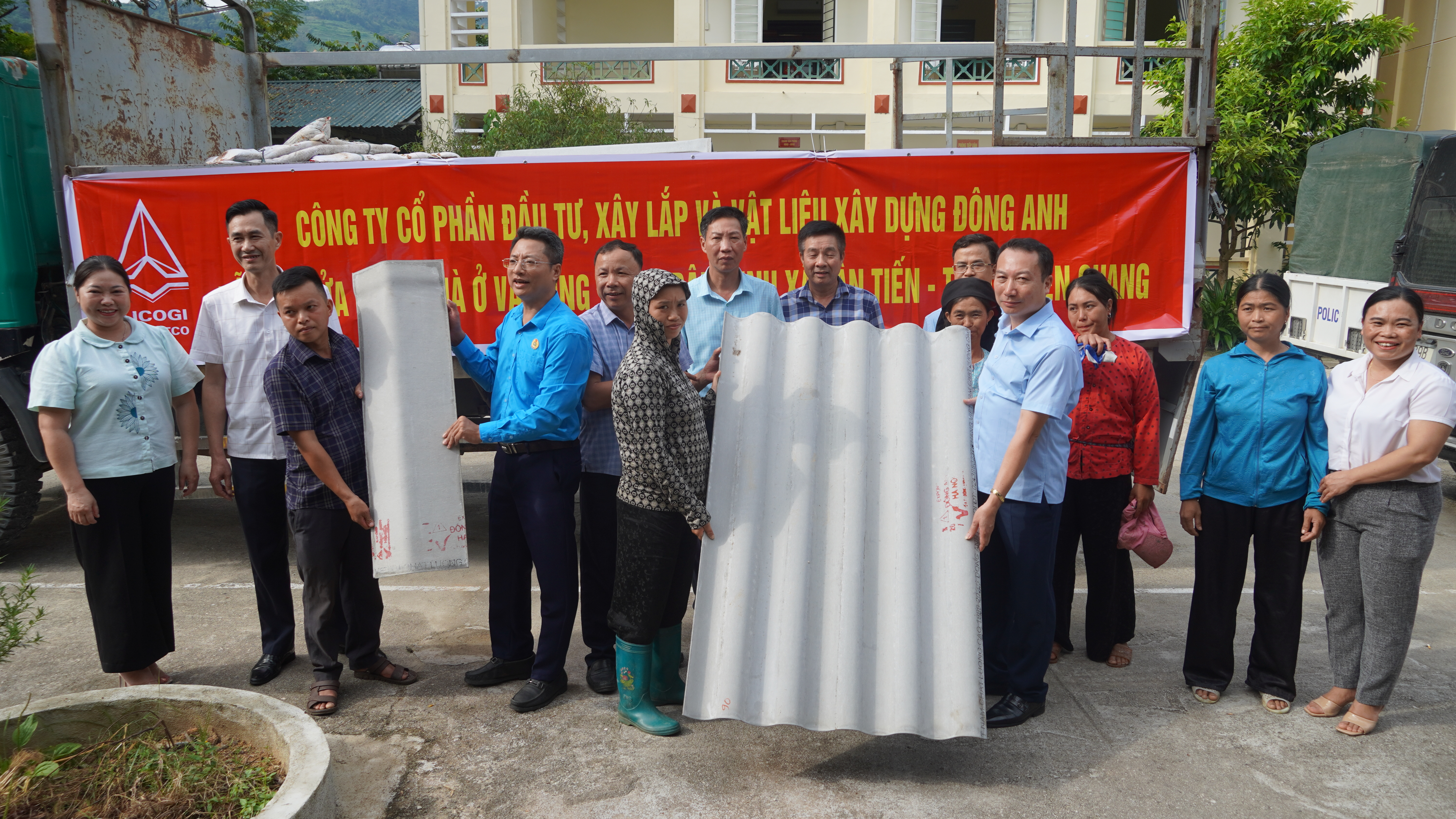 TÂN TIẾN TIẾP NHẬN, BÀN GIAO VẬT TƯ HỖ TRỢ TỪ CÔNG ĐOÀN NGÀNH XÂY DỰNG VIỆT NAM, TẬP ĐOÀN PHENIKAA VÀ CÔNG TY CỔ PHẦN ĐẦU TƯ XÂY LẮP VÀ VẬT LIỆU XÂY DỰNG ĐÔNG ANH
