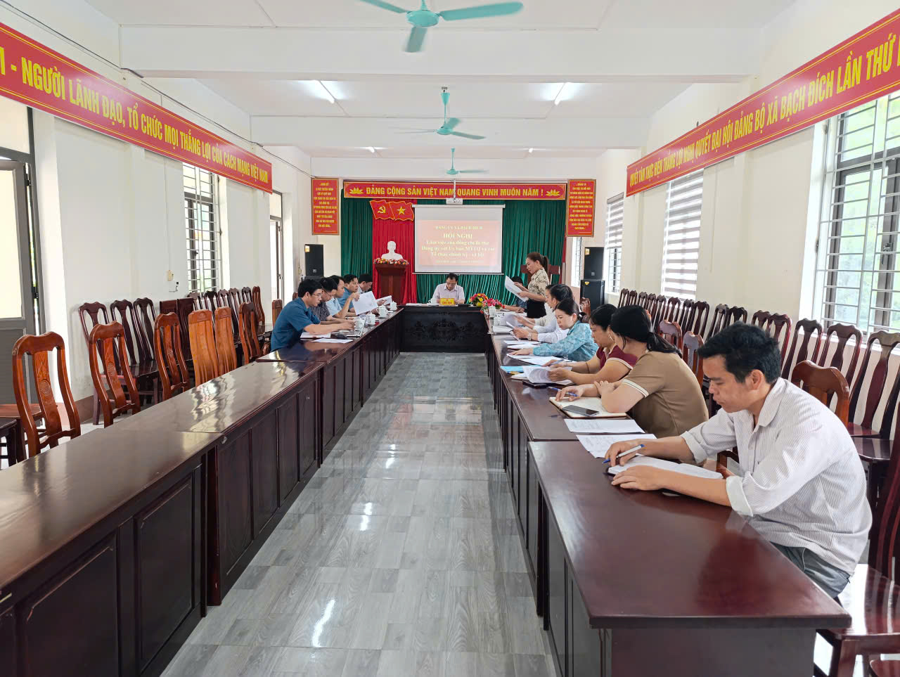 BÍ THƯ ĐẢNG ỦY XÃ BẠCH ĐÍCH LÀM VIỆC VỚI ỦY BAN MTTQ VIỆT NAM XÃ VÀ CÁC TỔ CHỨC CHÍNH TRỊ - XÃ HỘI