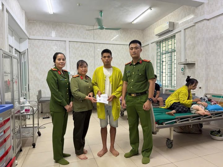 CÔNG AN XÃ LAO CHẢI THĂM HỎI GIA ĐÌNH CÓ HOÀN CẢNH KHÓ KHĂN TRÊN ĐỊA BÀN