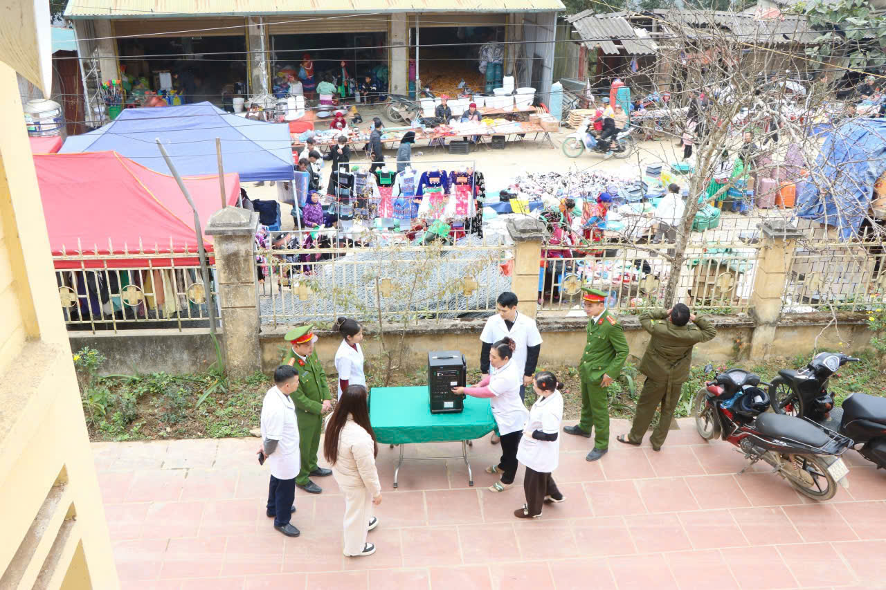 TỔ CHỨC TUYÊN TRUYỀN PHÒNG CHỐNG DỊCH BỆNH VÀ PHỔ BIẾN CÔNG TÁC BẦU CỬ TẠI PHIÊN CHỢ SỦNG CHÁNG