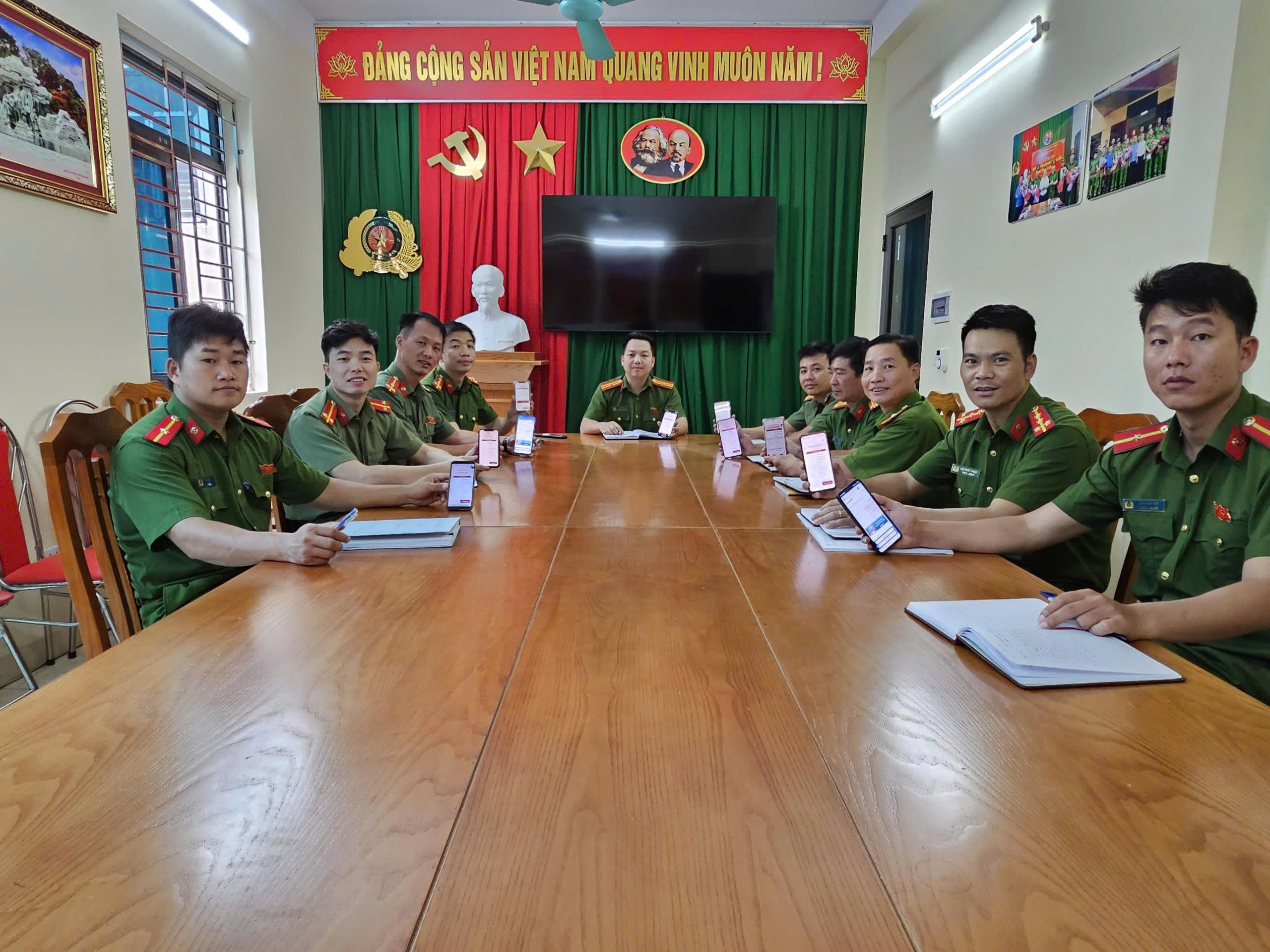 CÔNG AN XÃ DU GIÀ HƯỚNG VỀ ĐỒNG BÀO VÙNG LŨ - LAN TỎA NGHĨA TÌNH NGƯỜI CHIẾN SĨ CÔNG AN NHÂN DÂN