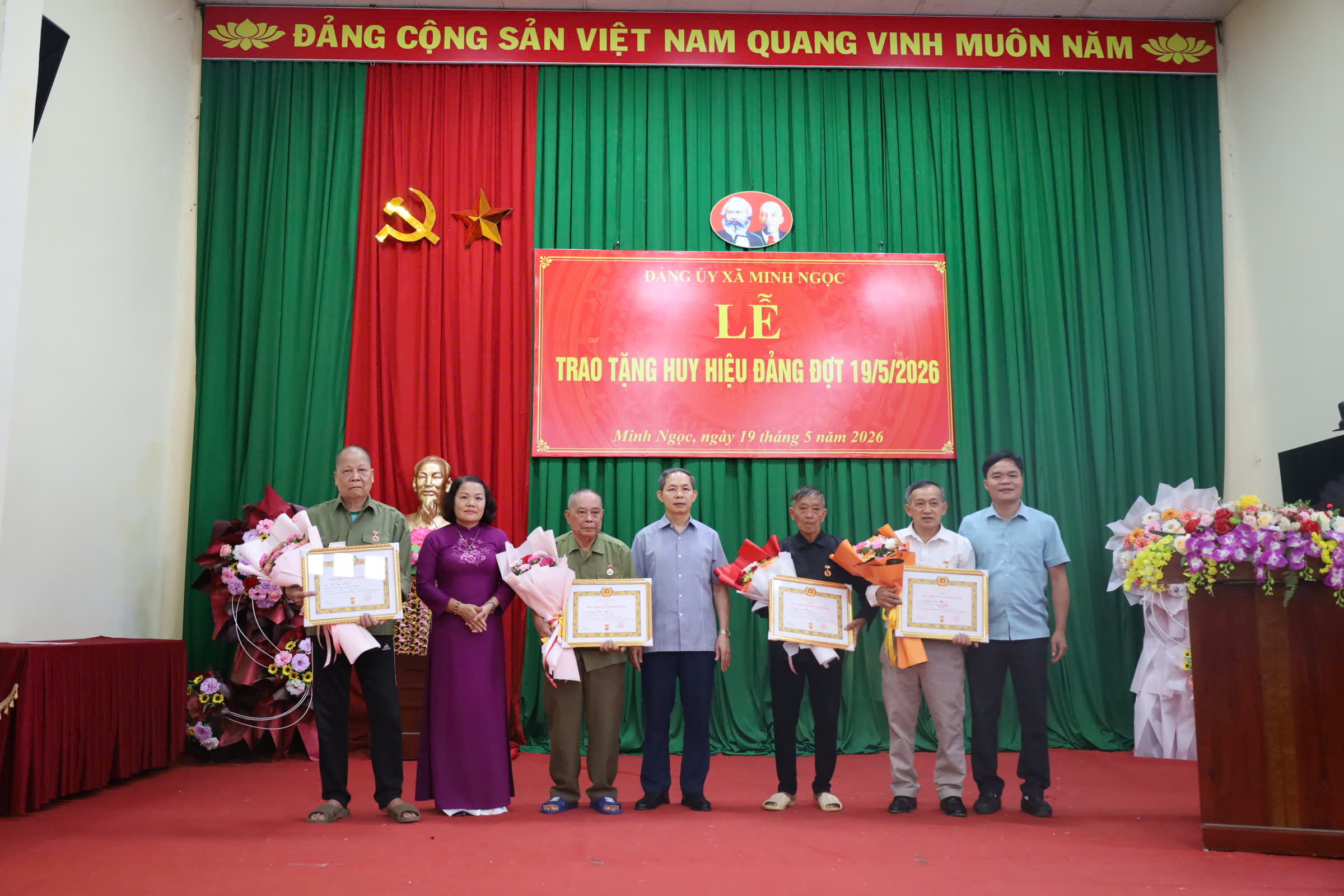 3. Trao tặng Huy hiệu Đảng.jpg