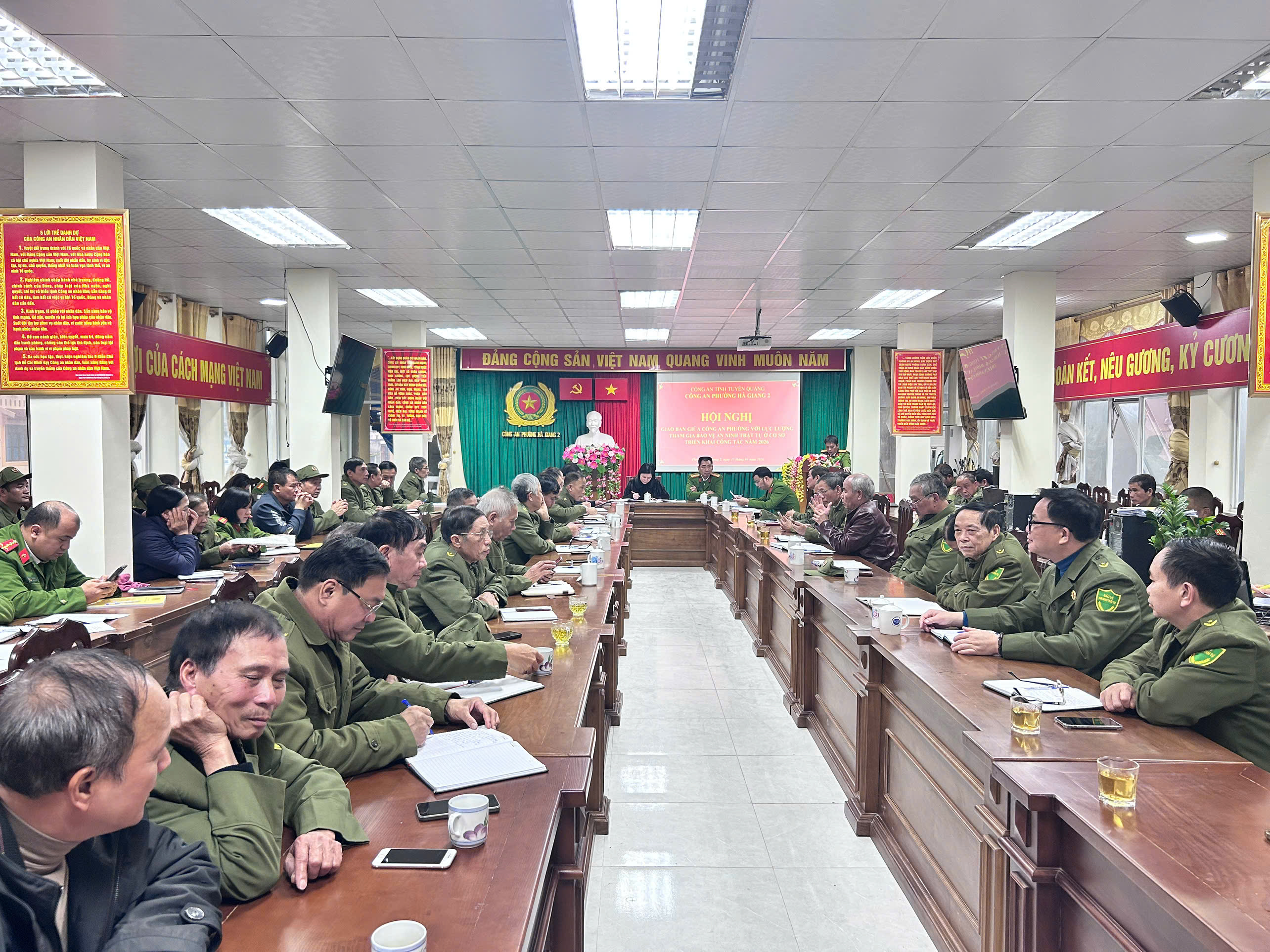 Hội nghị giao ban giữa Công an phường với lực lượng tham gia bảo vệ an ninh trật tự ở cơ sở triển khai công tác năm 2026.