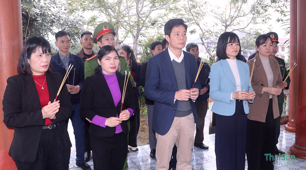 Lãnh đạo xã Thái Sơn dâng hương tại Khu di tích lịch sử Phủ Toàn Thắng, thăm và chúc Tết Nhân dân