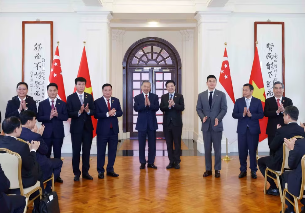 Tổng Bí thư, Chủ tịch nước Tô Lâm chứng kiến trao văn kiện hợp tác giữa Việt Nam và Singapore