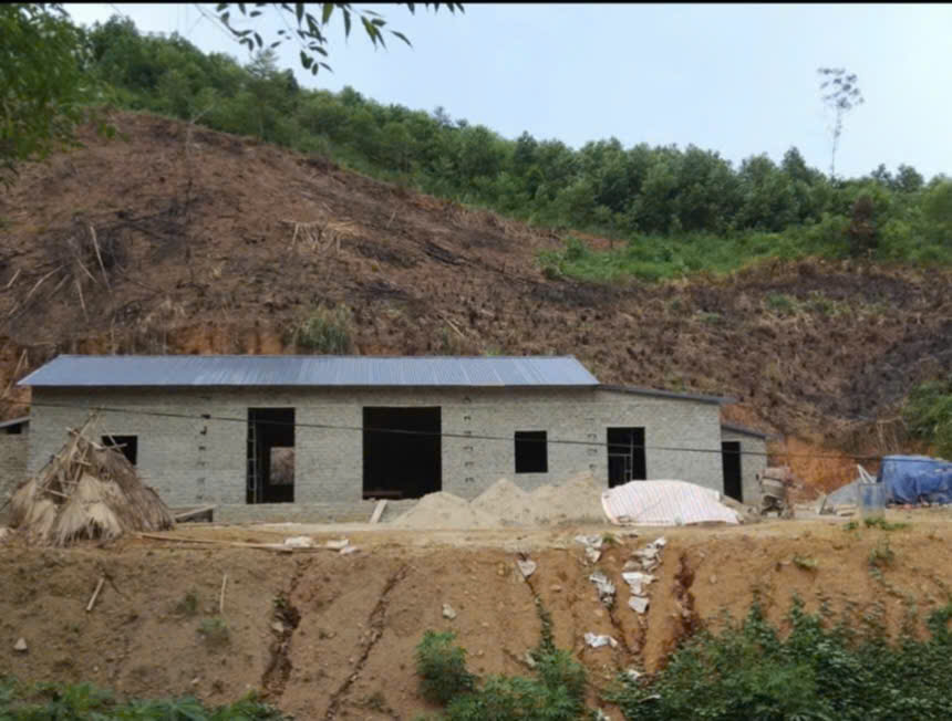 Xóa Nhà tạm th Tân Long lúc đầu đang xây dựng.jpg