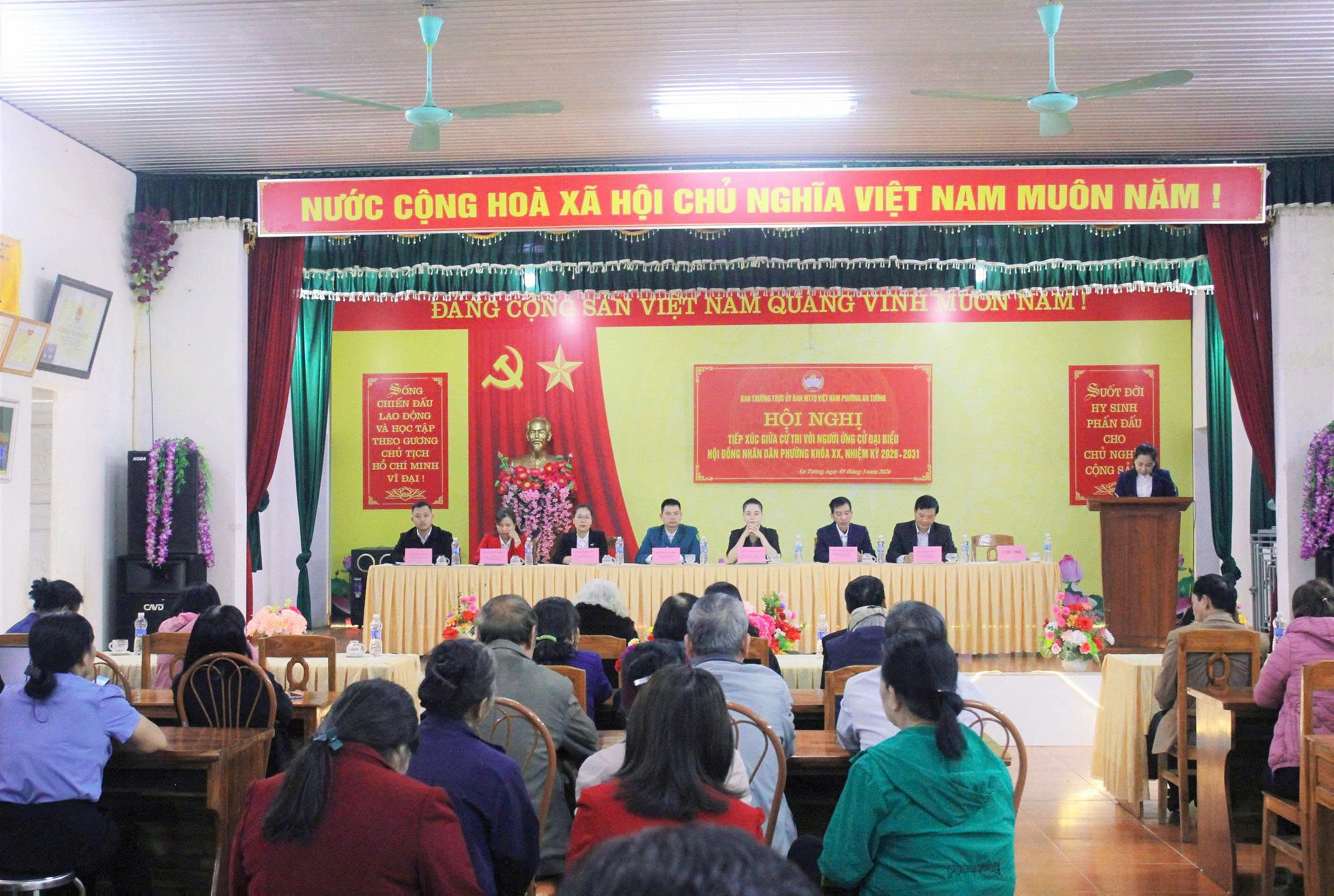 Đồng chí Phó Bí thư Thường trực Đảng ủy, Giám đốc Trung tâm Chính trị An Tường Vũ Quỳnh Loan và các ứng cử viên đại biểu HĐND phường An Tường thuộc đơn vị bầu cử số 5 tiếp xúc cử tri vận động bầu cử