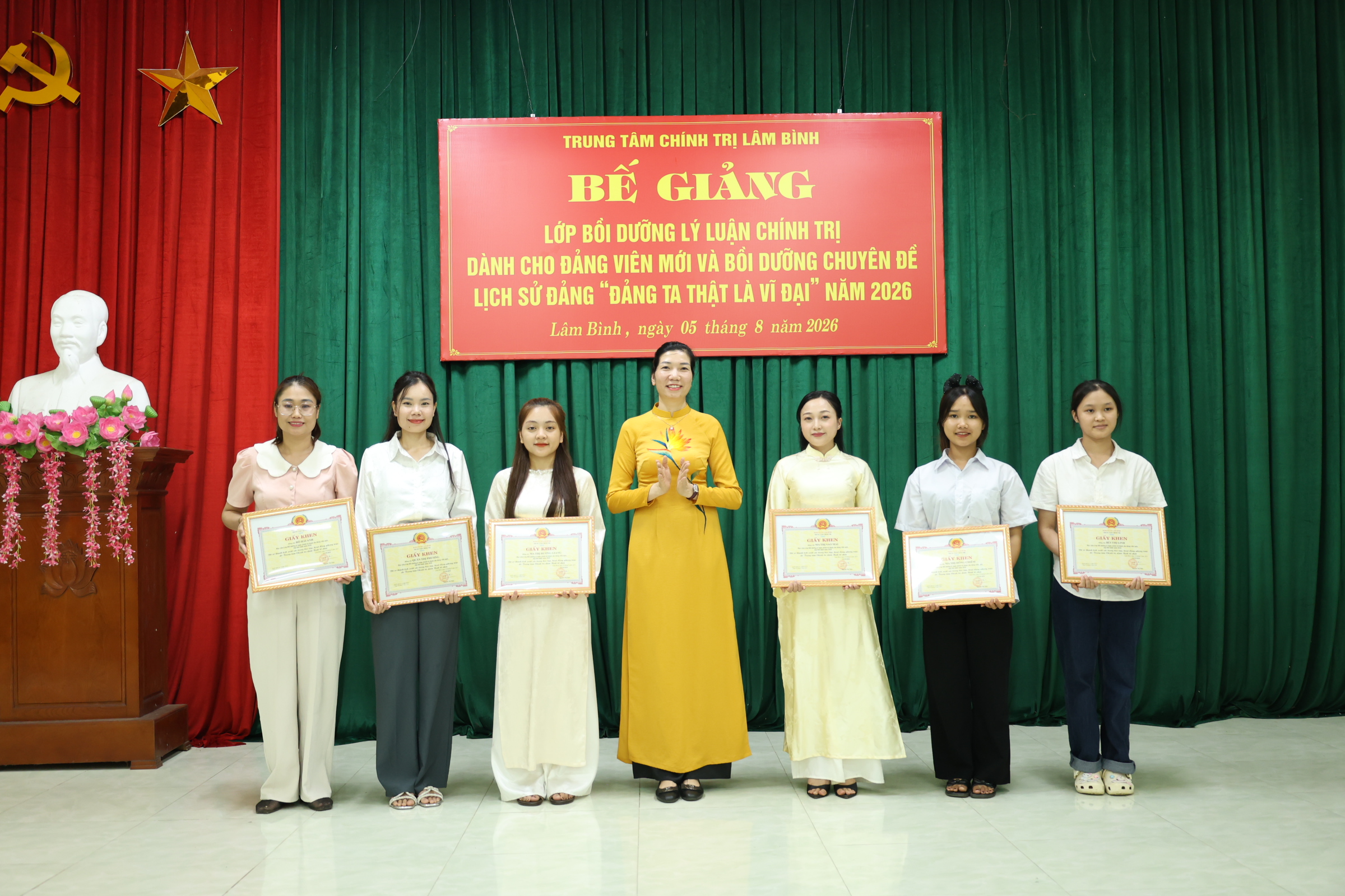 Bế giảng lớp bồi dưỡng lý luận chính trị dành cho đảng viên mới và lớp bồi dưỡng chuyên đề lịch sử Đảng “Đảng ta thật là vĩ đại” năm 2026