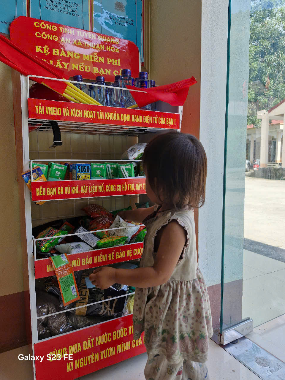 CÔNG AN XÃ THUẬN HÒA TRIỂN KHAI MÔ HÌNH “KỆ HÀNG MIỄN PHÍ – HÃY LẤY NẾU BẠN CẦN”