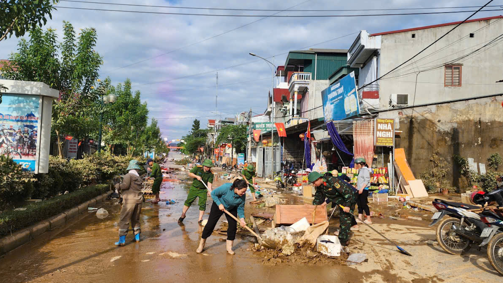 Ủy ban MTTQ Việt Nam xã Nà Hang huy động chung tay vệ sinh môi trường sau lũ