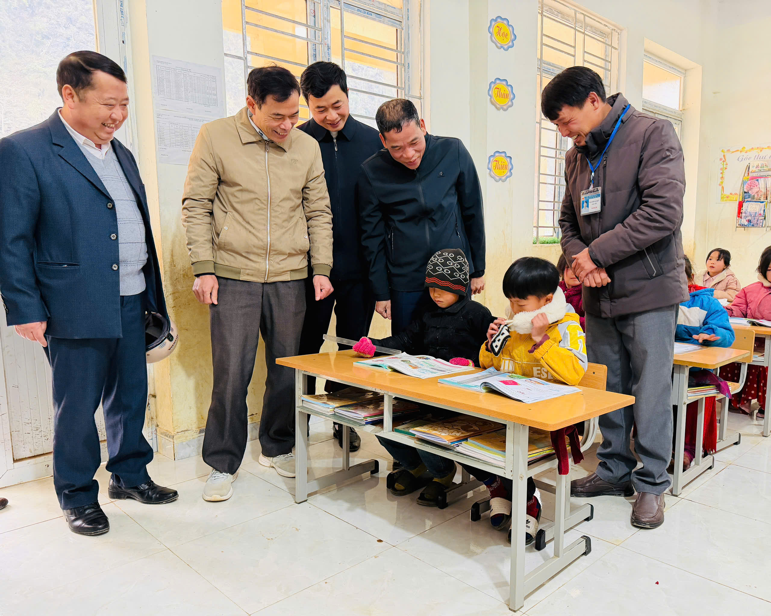 LŨNG CÚ: BẢO ĐẢM SĨ SỐ, GIỮ ẤM CHO HƠN 4.700 HỌC SINH NƠI CỰC BẮC TRONG GIÁ RÉT