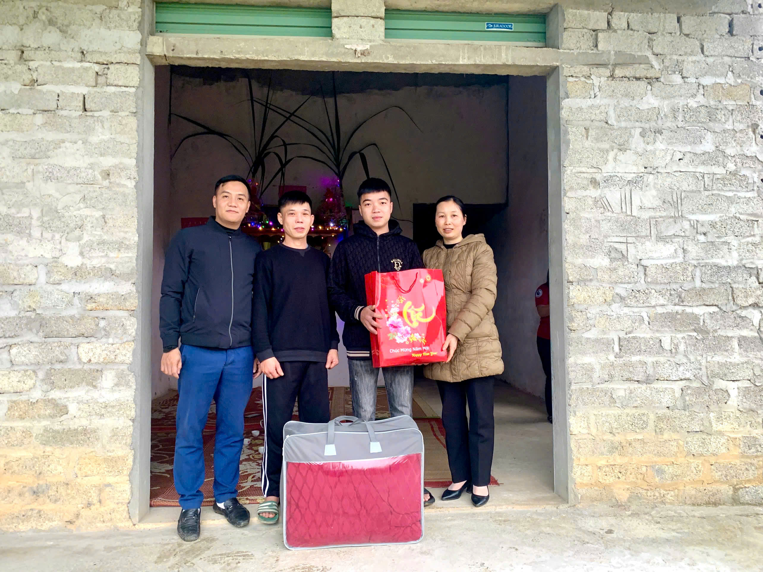 Xã Nhữ Khê tổ chức thăm hỏi quân nhân xuất ngũ có hoàn cảnh khó khăn