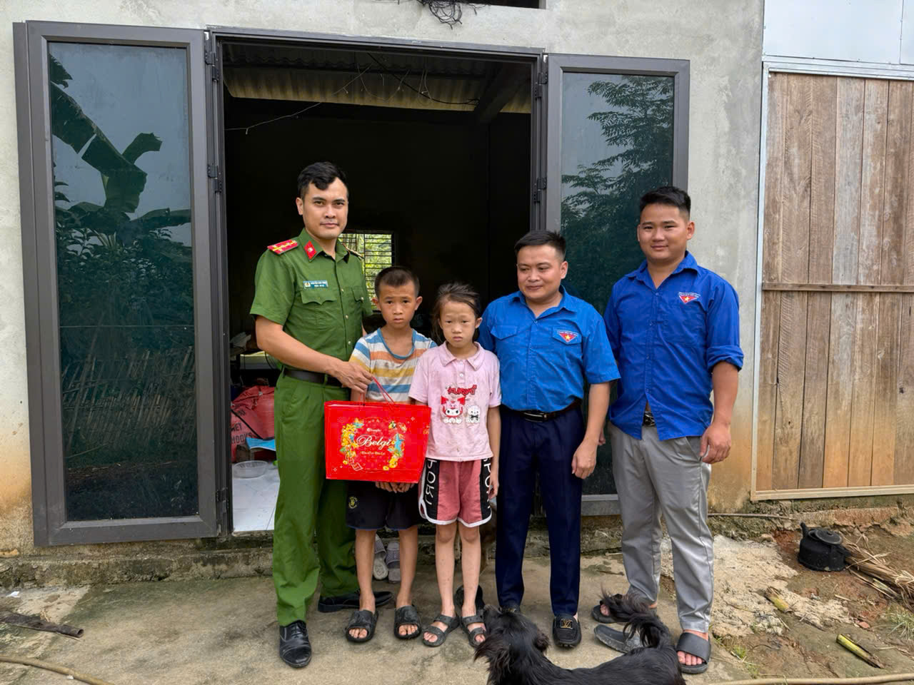 Đoàn Thanh niên xã Tùng Bá đã tổ chức thăm hỏi, động viên và trao tặng quà cho 10 em thanh thiếu nhi có hoàn cảnh khó khăn trên địa bàn