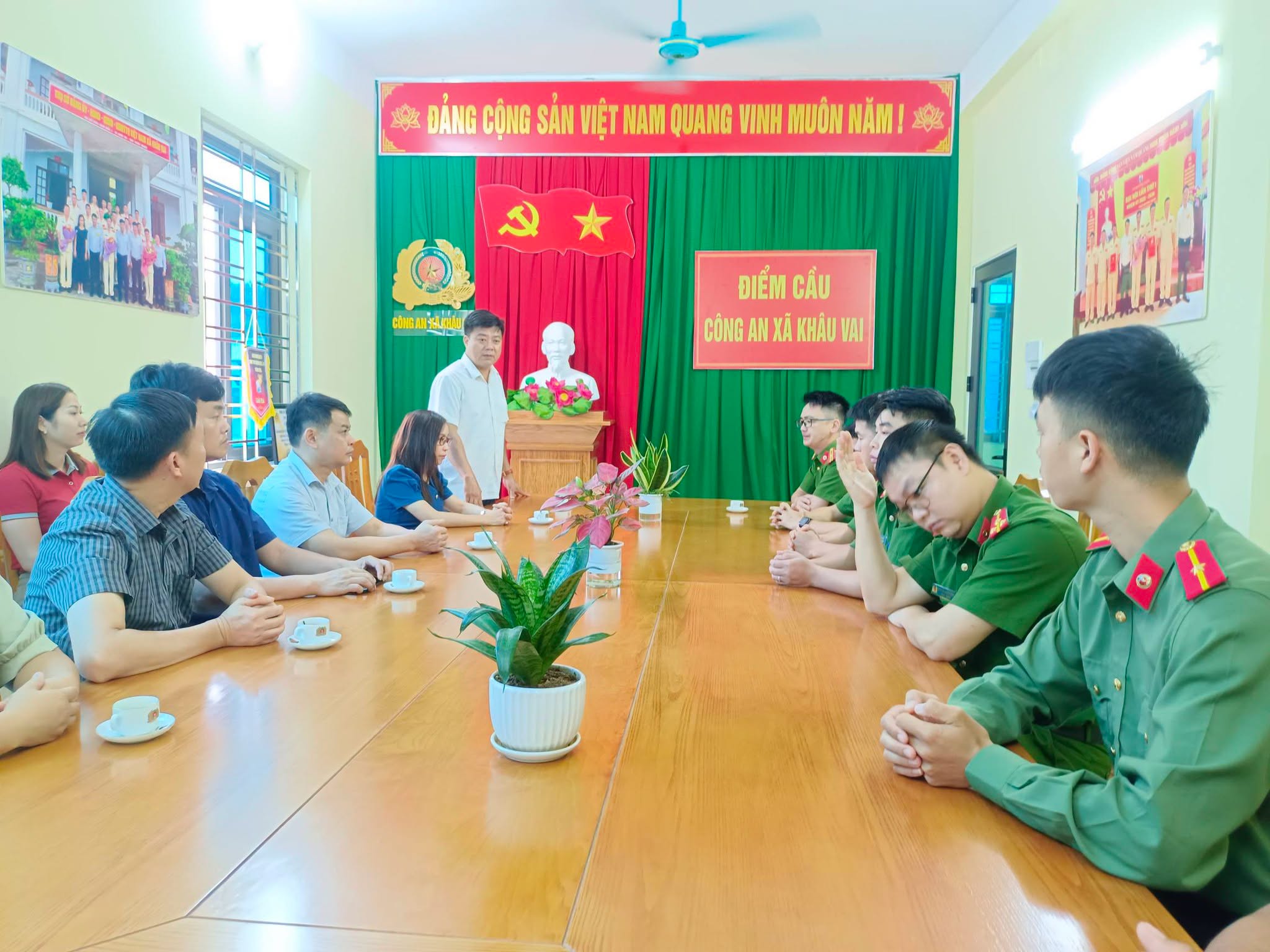 Khâu Vai chúc mừng lực lượng Công an xã nhân kỷ niệm 81 năm Ngày truyền thống Công an nhân dân