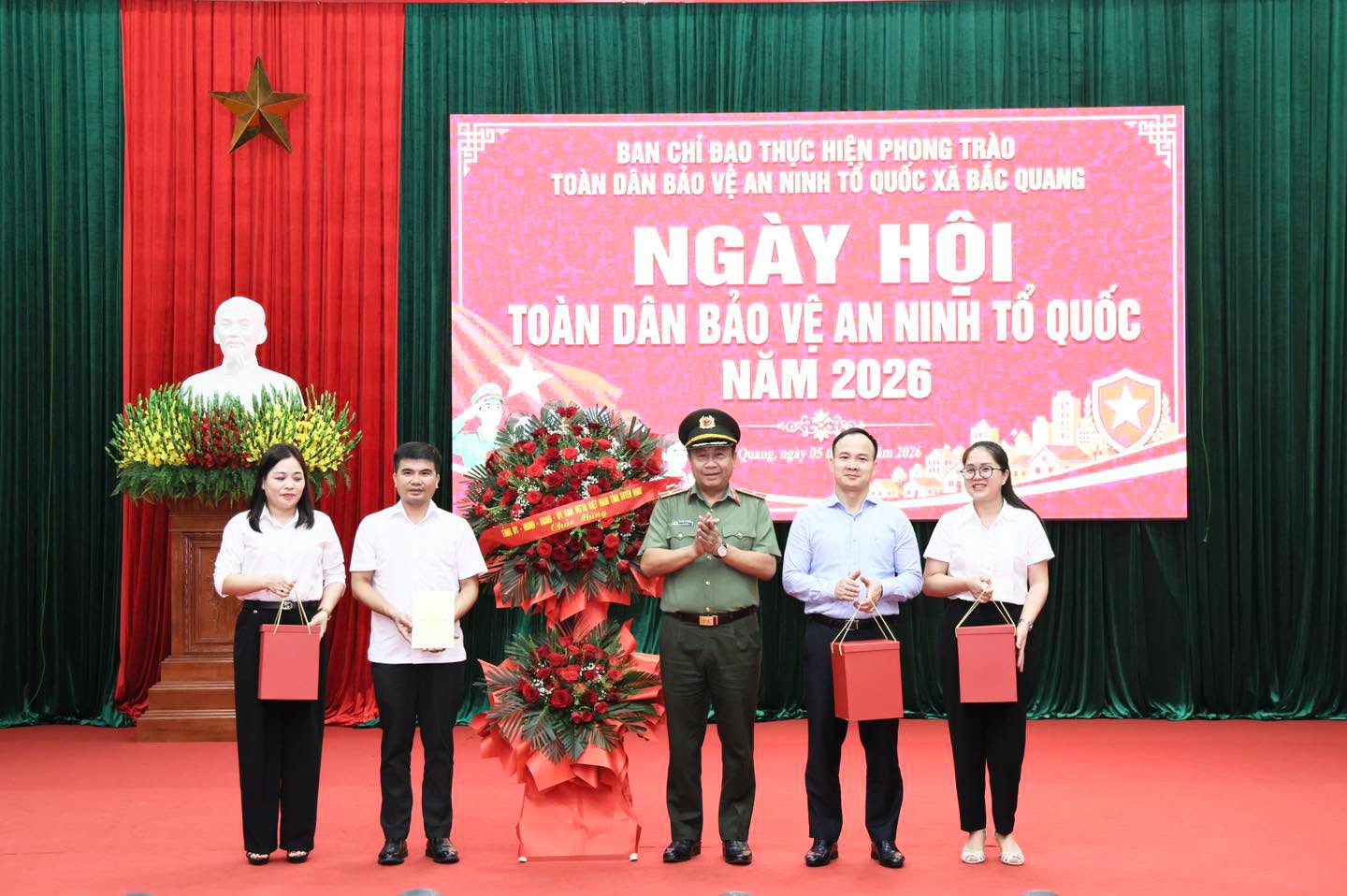 GIÁM ĐỐC CÔNG AN TỈNH DỰ NGÀY HỘI TOÀN DÂN BẢO VỆ AN NINH TỔ QUỐC TẠI XÃ BẮC QUANG