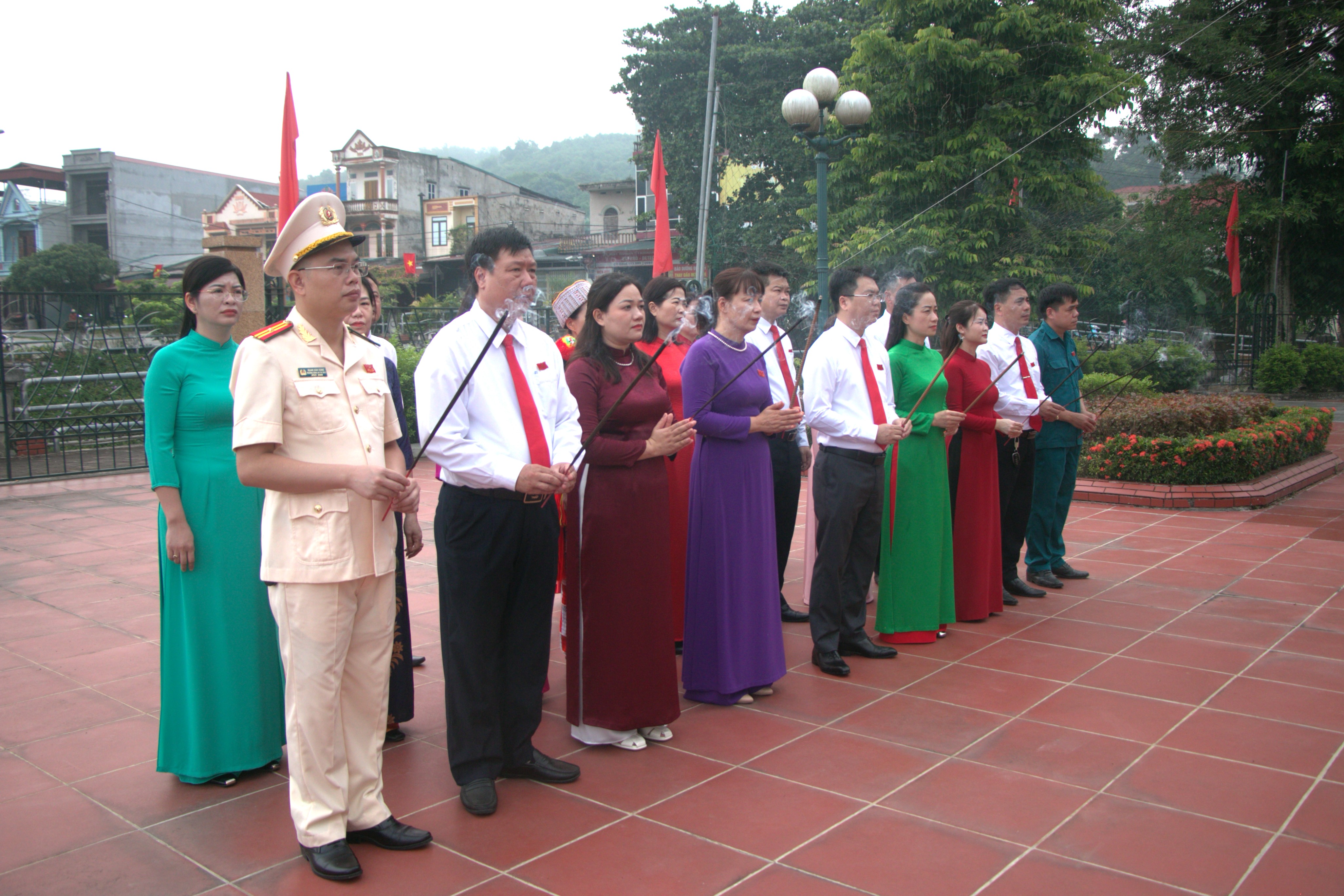 Xã Nà Hang dâng hương trước thềm Khai mạc Đại hội Đại biểu Đảng bộ xã lần thứ I, nhiệm kỳ 2025 - 2030