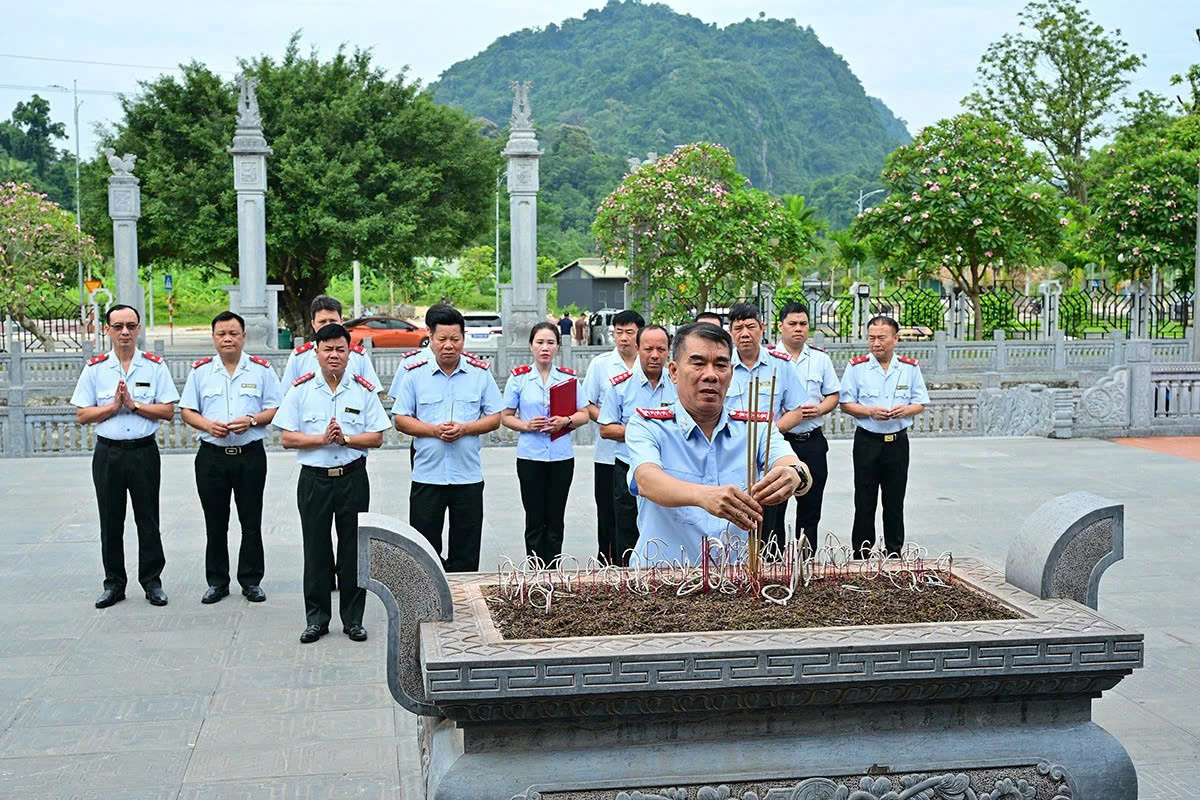 Dâng hương kỷ niệm 130 năm Ngày sinh đồng chí Hồ Tùng Mậu