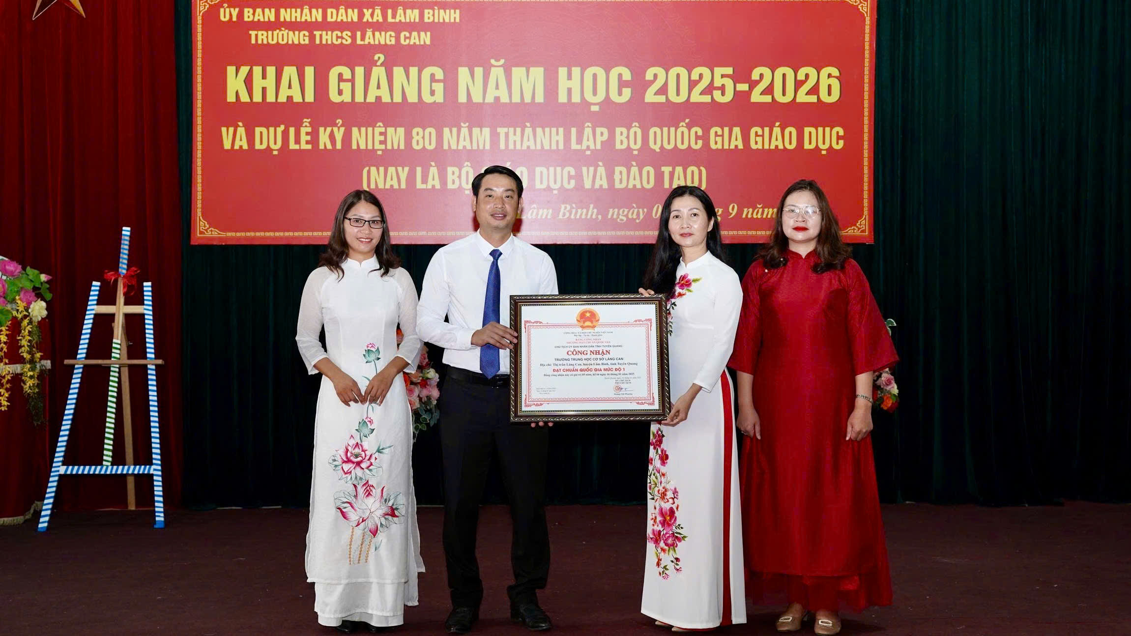 Đồngchí Trương Văn Quang, Phó Bí thư Đảng ủy, Chủ tịch UBND xã Lâm Bình dự Khai giảng năm học 2025-2026 và dự Lễ kỷ niệm 80 năm thành lập Bộ Quốc gia Giáo dục (nay là Bộ Giáo dục và Đào tạo) tại trường THCS Lăng Can