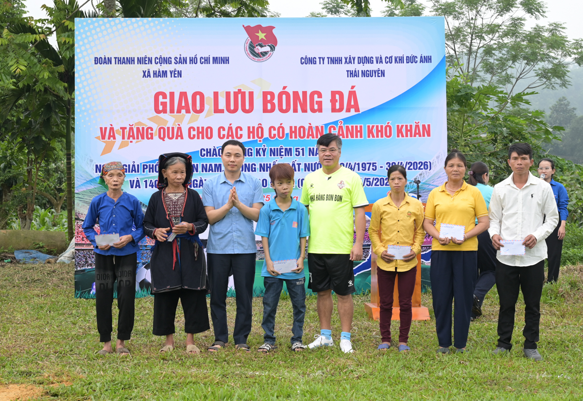 Giao lưu bóng đá, trao quà cho hộ khó khăn tại xã Hàm Yên