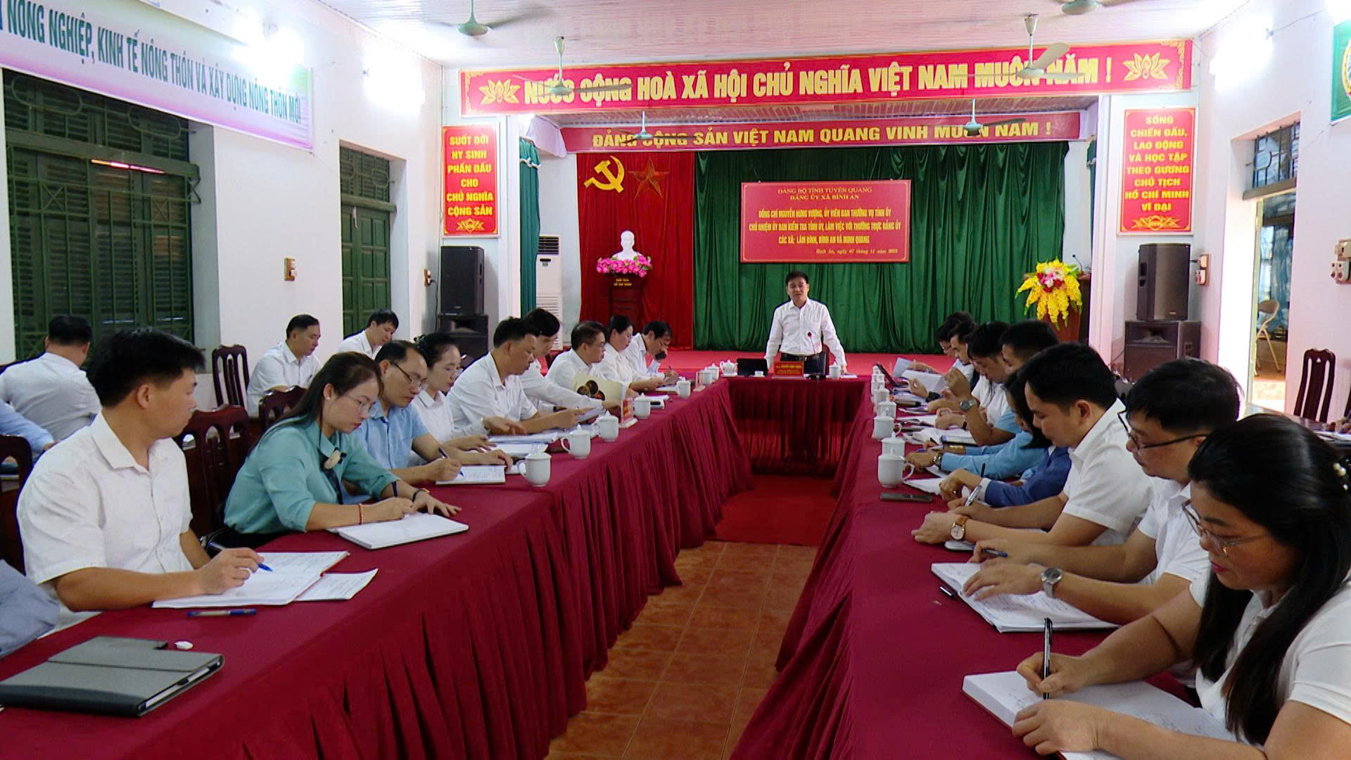 Đồng chí Nguyễn Hưng Vượng làm việc với Thường trực Đảng uỷ các xã Minh Quang, Bình An và Lâm Bình