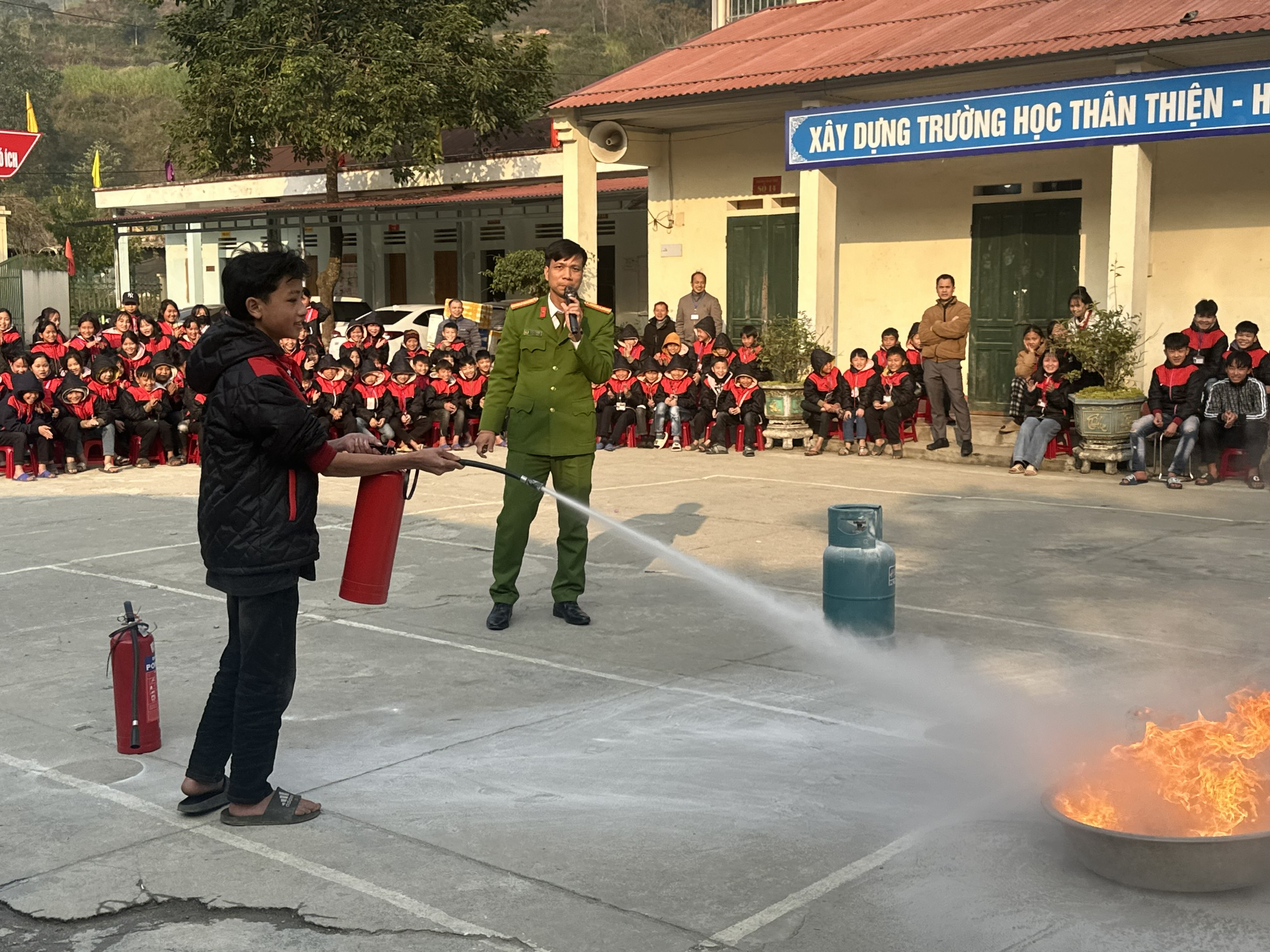 Công an xã Nghĩa Thuận tổ chức tuyên truyền, trải nghiệm thực hành phòng cháy, chữa cháy và cứu nạn, cứu hộ tại Trường PTDT bán trú THCS Nghĩa Thuận.