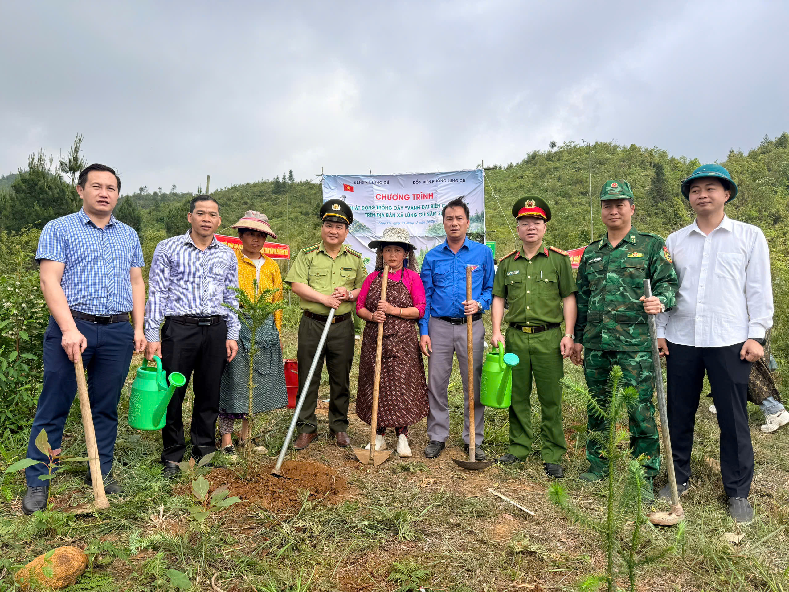 XÃ LŨNG CÚ PHÁT ĐỘNG CHƯƠNG TRÌNH TRỒNG CÂY “VÀNH ĐAI BIÊN GIỚI XANH”