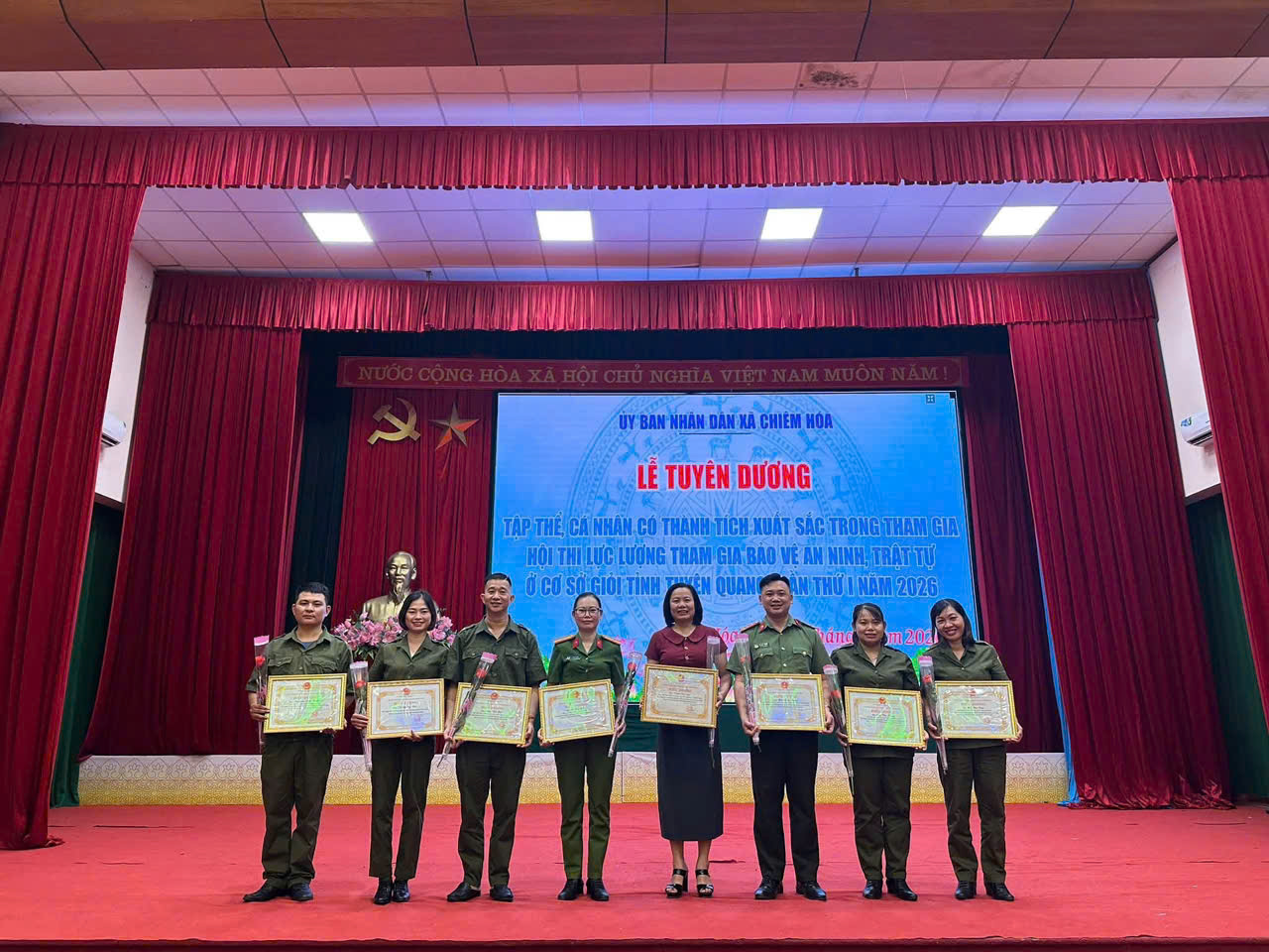 XÃ CHIÊM HÓA TUYÊN DƯƠNG TẬP THỂ, CÁ NHÂN ĐẠT THÀNH TÍCH XUẤT SẮC TẠI HỘI THI LỰC LƯỢNG THAM GIA BẢO VỆ AN NINH, TRẬT TỰ Ở CƠ SỞ GIỎI