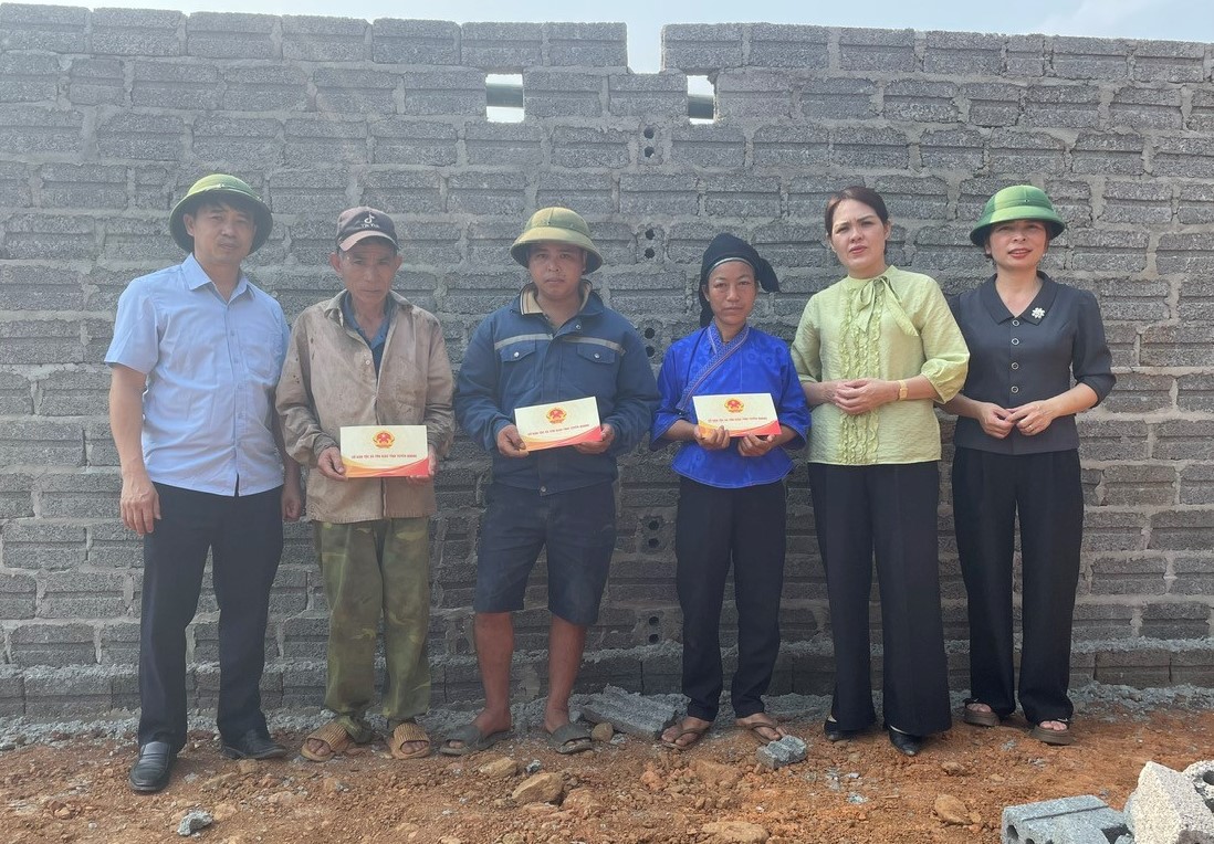 Sở Dân tộc và Tôn giáo thăm hỏi, hỗ trợ các hộ dân bị thiệt hại do thiên tai tại xã Yên Lập và xã Linh Hồ