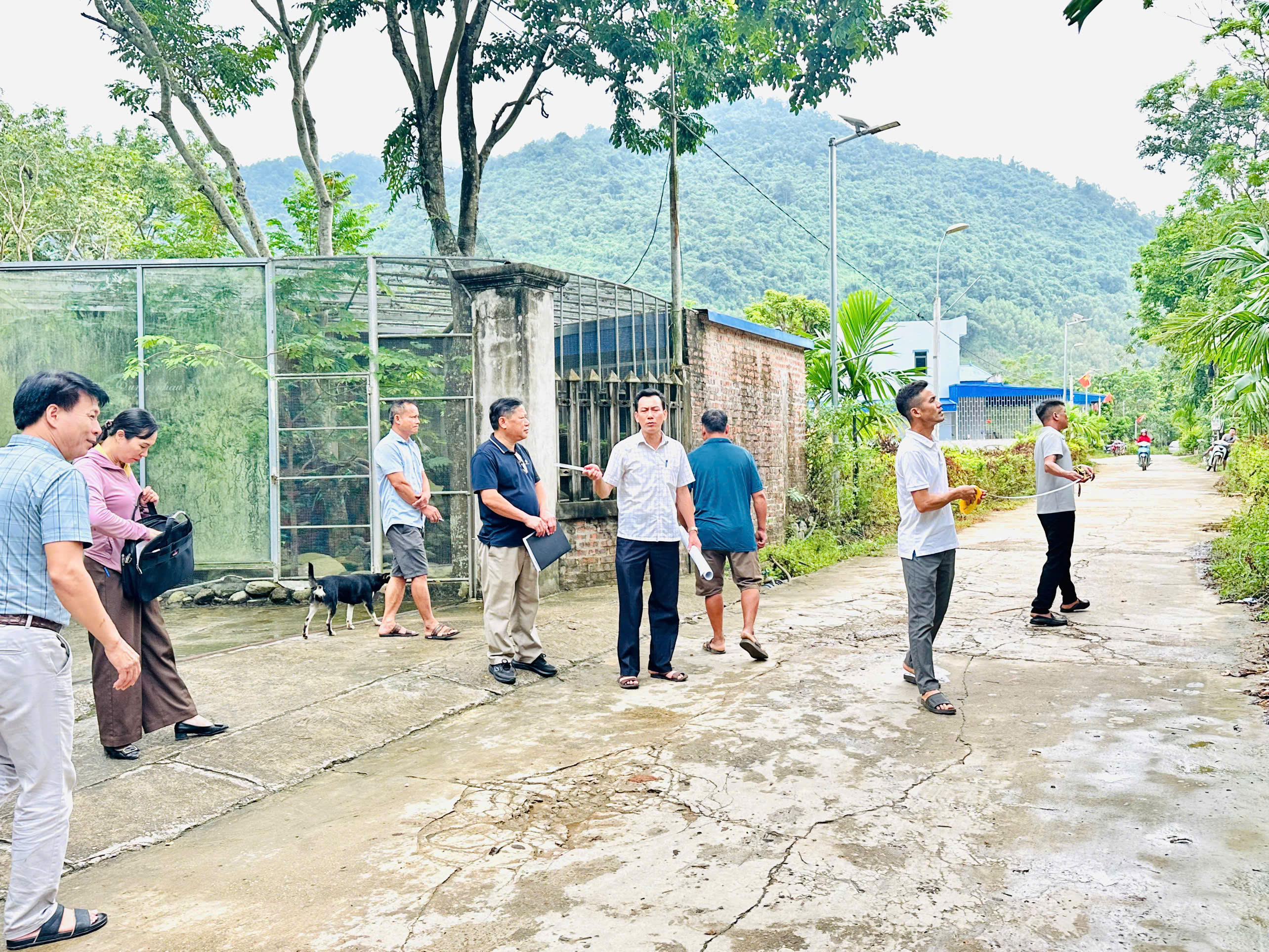  Người dân thôn Hợp Hòa tự nguyện hiến đất mở đường giao thông nông thôn  