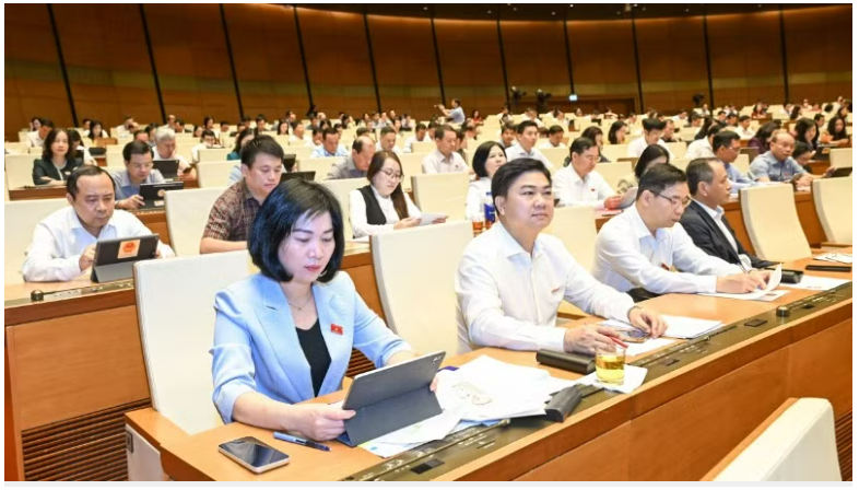 Đẩy mạnh phân quyền, giảm thủ tục công chứng cho người dân