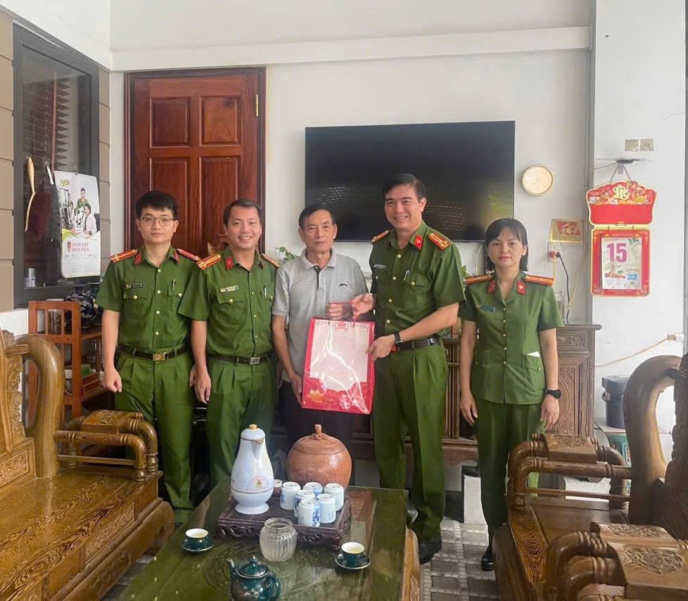 TRẠI TẠM GIAM SỐ 1 TỔ CHỨC NHIỀU HOẠT ĐỘNG Ý NGHĨA CHÀO MỪNG NGÀY TRUYỀN THỐNG LỰC LƯỢNG CÔNG AN NHÂN DÂN