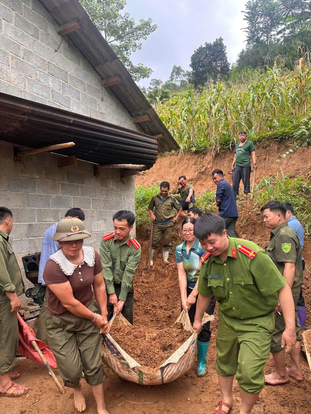 HỖ TRỢ HỘ DÂN KHẮC PHỤC HẬU QUẢ THIÊN TAI
