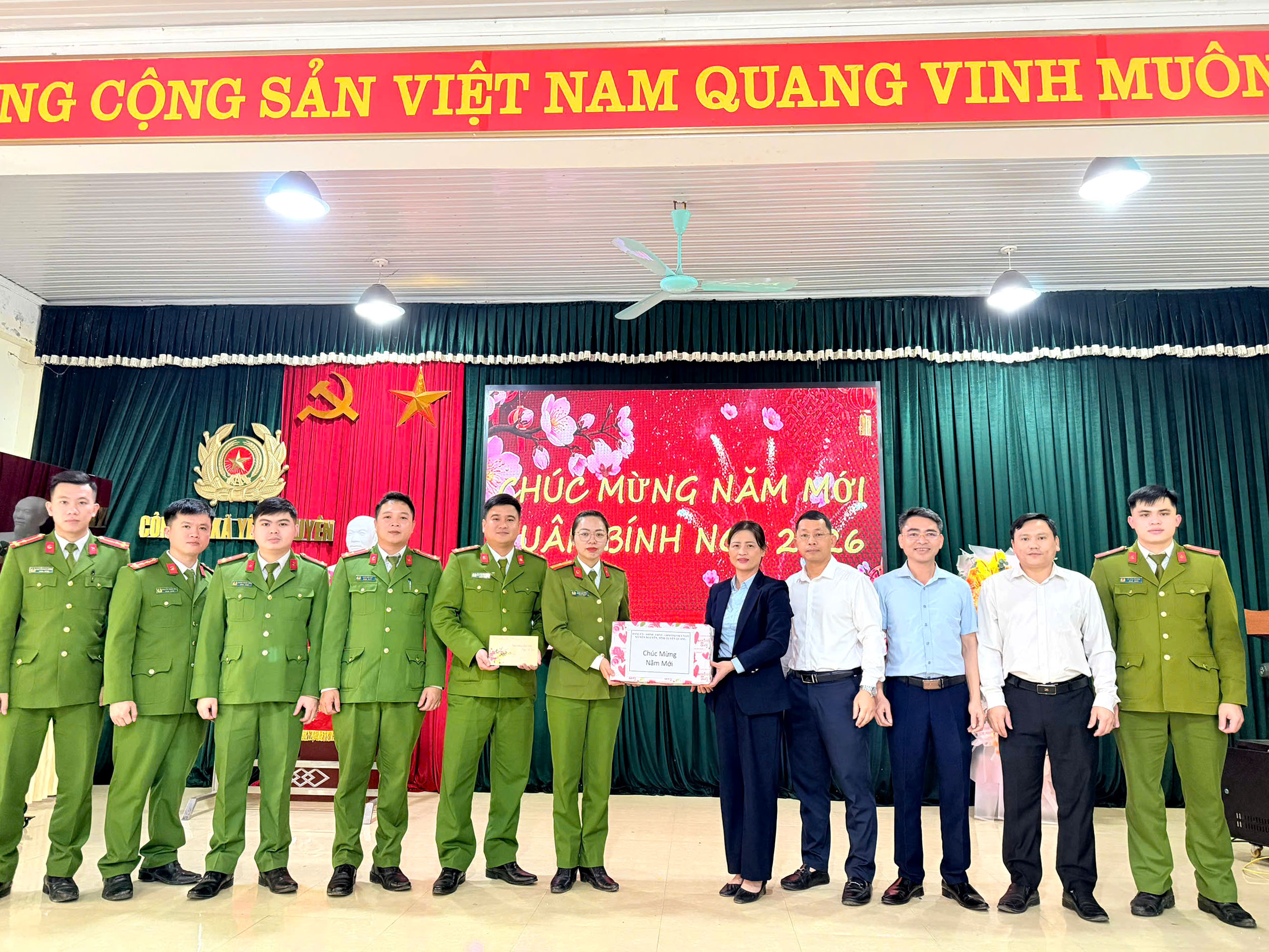 Các đồng chí lãnh đạo xã Yên Nguyên tổ chức thăm, tặng quà và chúc Tết các đơn vị làm nhiệm vụ trực Tết trên địa bàn