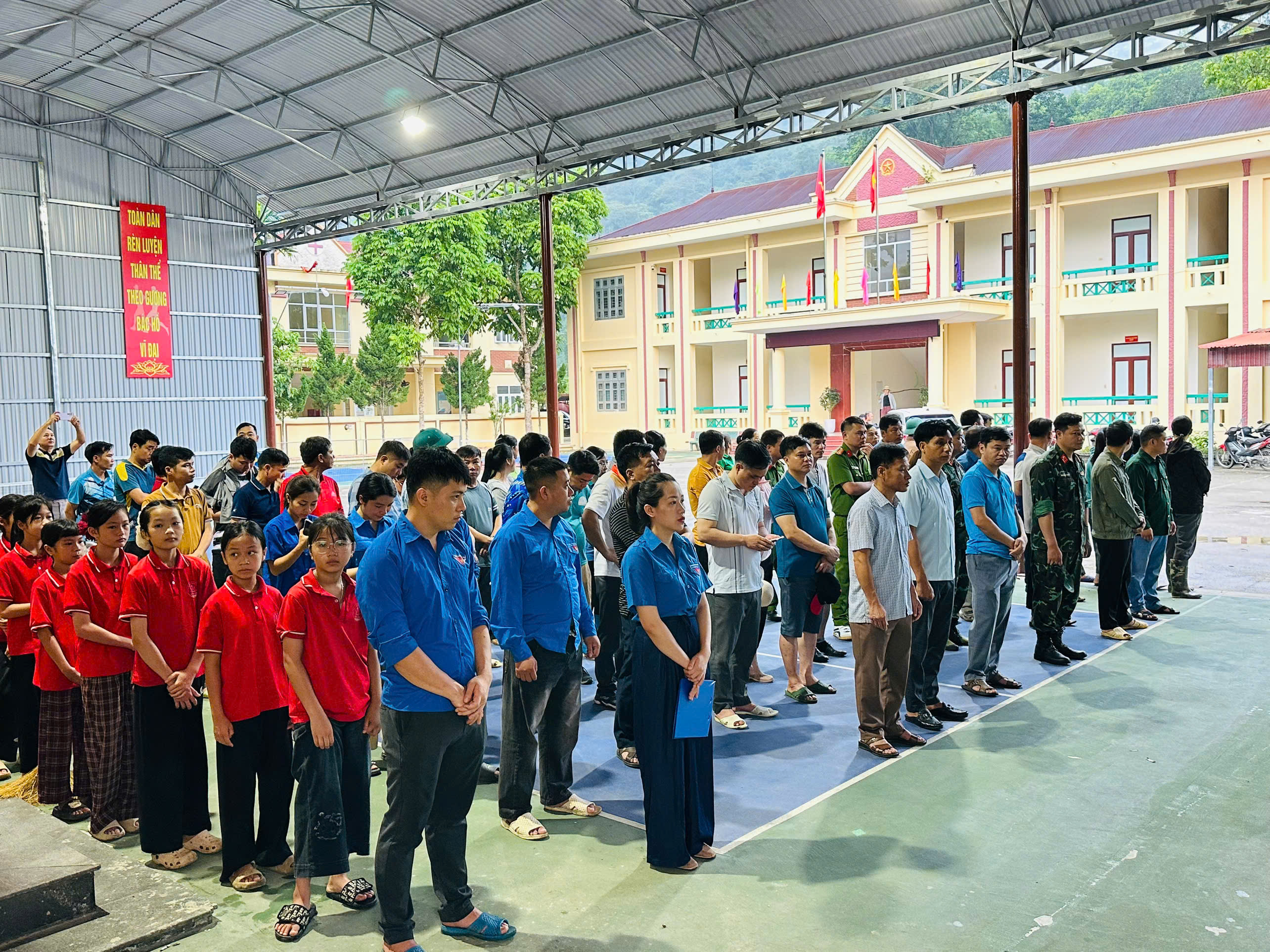 ỦY BAN NHÂN DÂN XÃ CÔN LÔN RA QUÂN HƯỞNG ỨNG PHONG TRÀO THI ĐUA “TOÀN DÂN CHUNG TAY BẢO VỆ MÔI TRƯỜNG, VÌ MỘT VIỆT NAM XANH - SẠCH - ĐẸP”