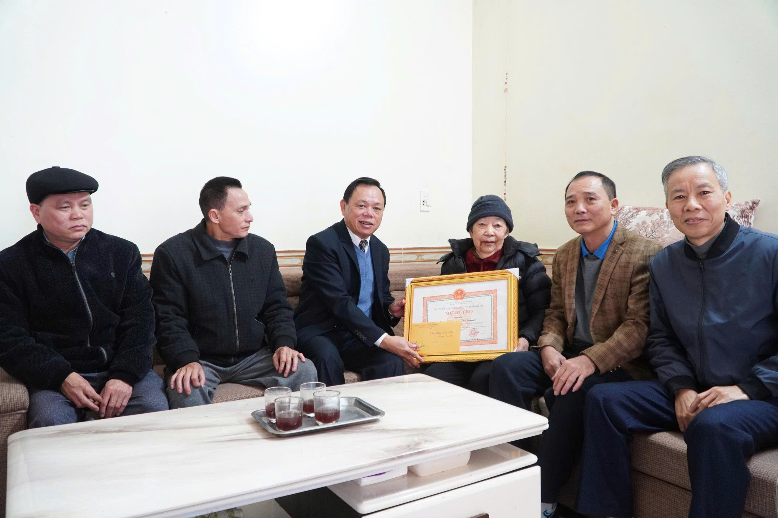 CHỦ TỊCH UBND PHƯỜNG HÀ GIANG 1 THĂM, TẶNG QUÀ CÁC GIA ĐÌNH CHÍNH SÁCH DỊP TẾT NGUYÊN ĐÁN.