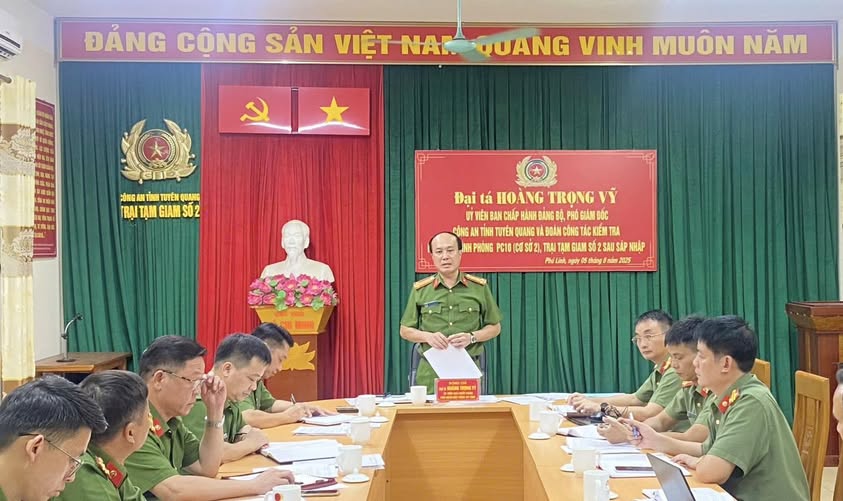 LÃNH ĐẠO CÔNG AN TỈNH LÀM VIỆC VỚI TRẠI TẠM GIAM SỐ 2