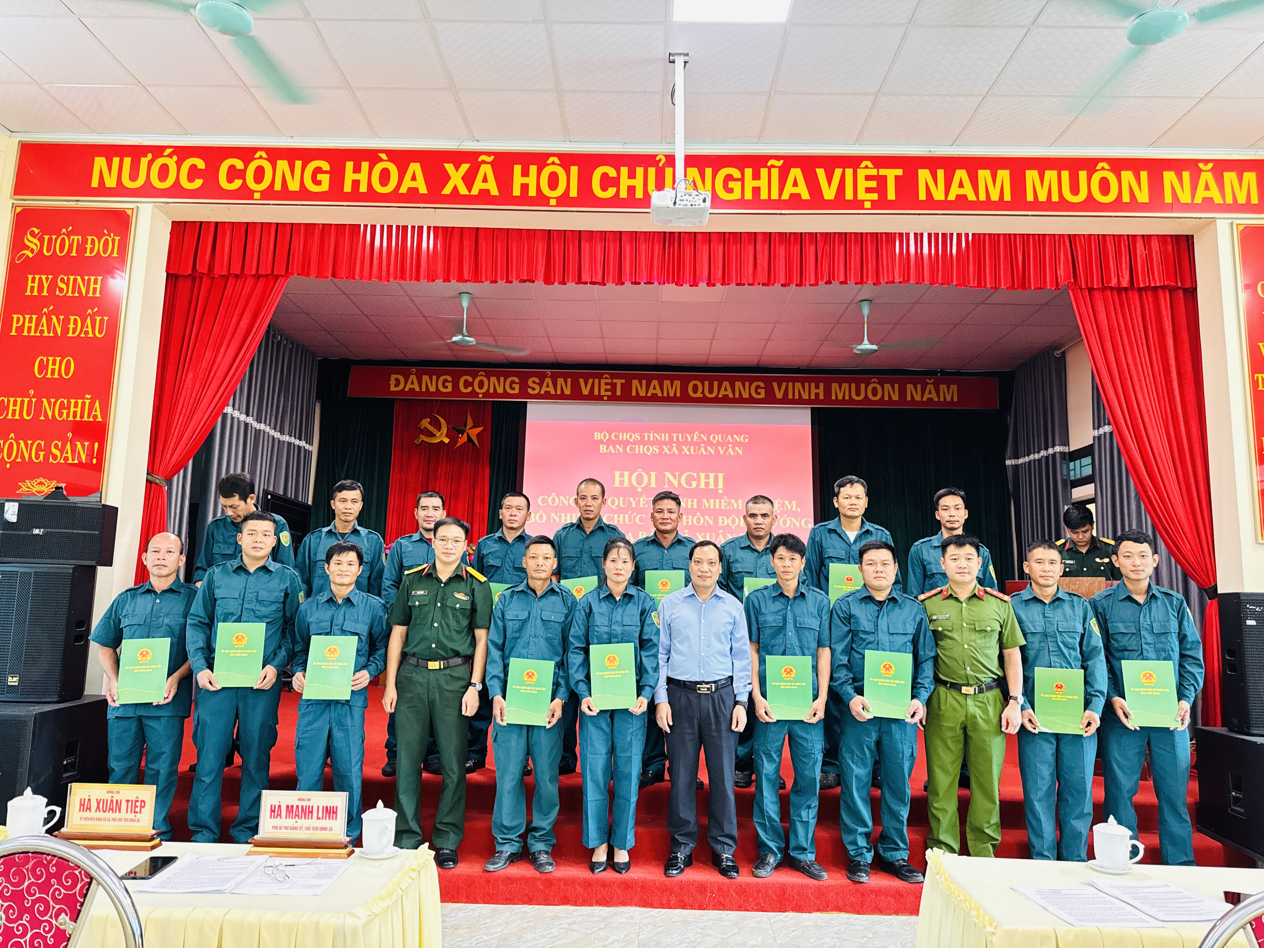 XÃ XUÂN VÂN TỔ CHỨC HỘI NGHỊ CÔNG BỐ QUYẾT ĐỊNH MIỄN NHIỆM, BỔ NHIỆM THÔN ĐỘI TRƯỞNG TRÊN ĐỊA BÀN XÃ