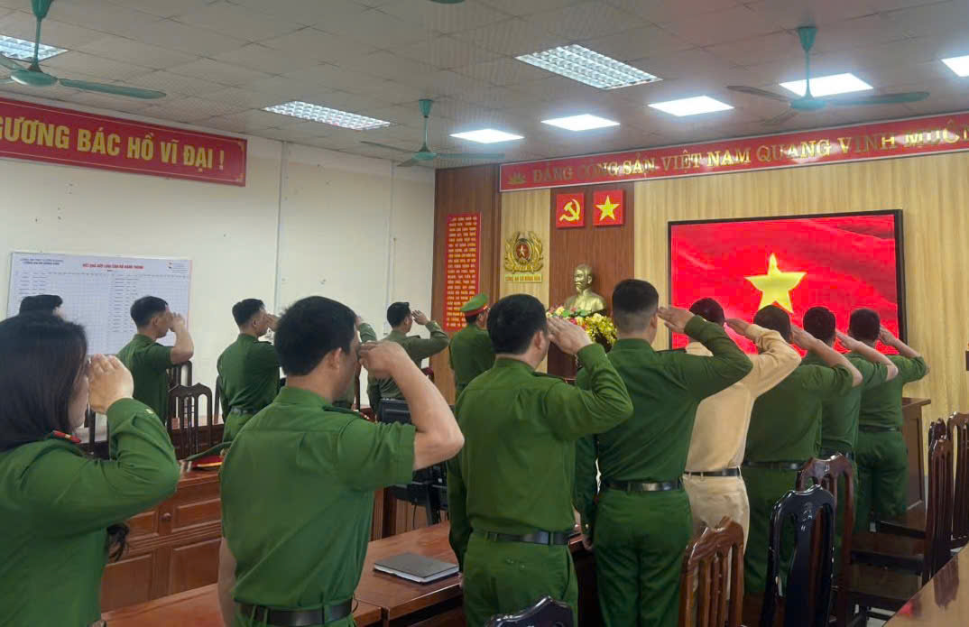 CÔNG AN XÃ ĐỒNG VĂN TỔ CHỨC LỄ CHÀO CỜ ĐẦU THÁNG 6 NĂM 2026