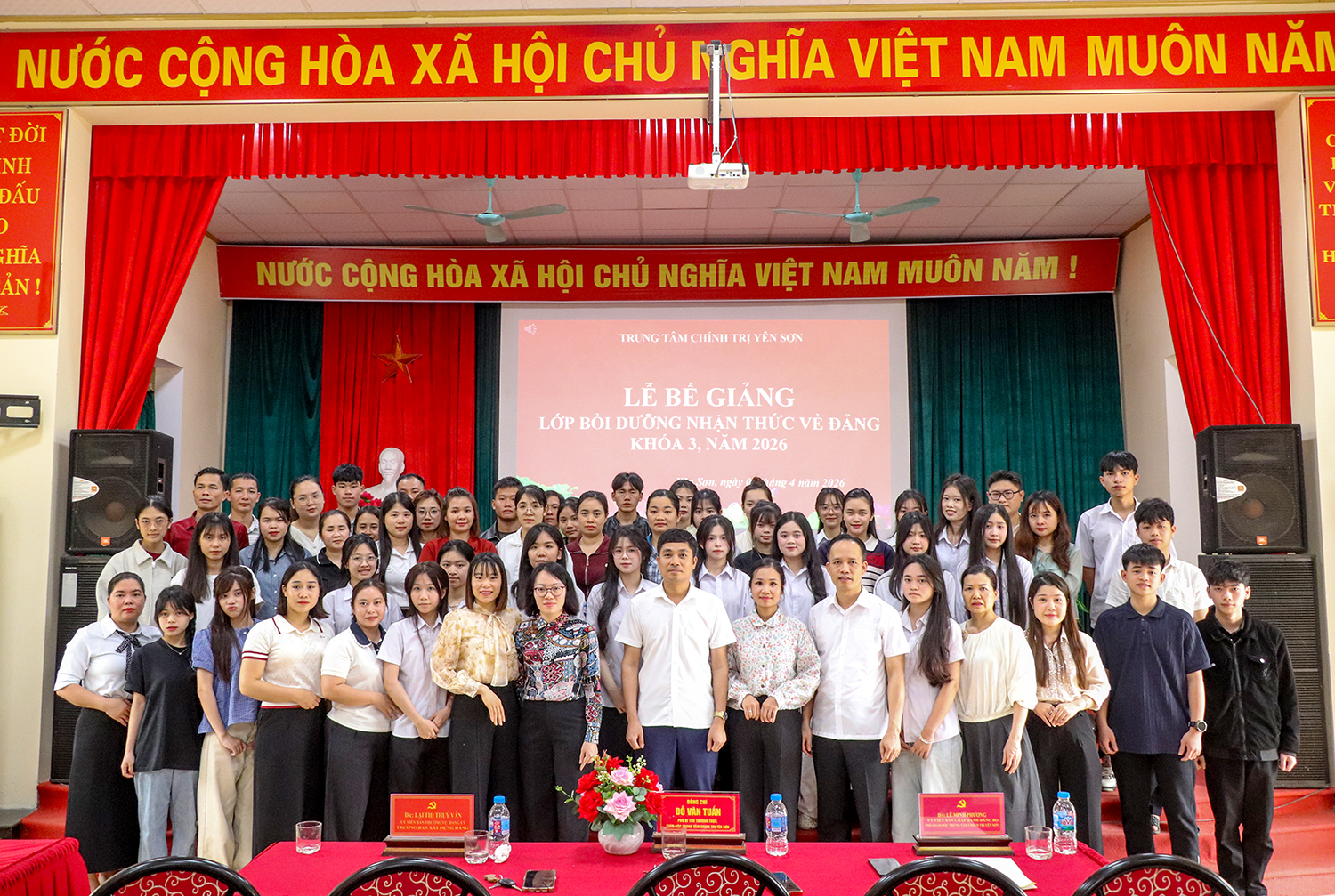 Trung tâm Chính trị Yên Sơn tổ chức Lễ bế giảng Lớp nhận thức về Đảng khóa 3 năm 2026