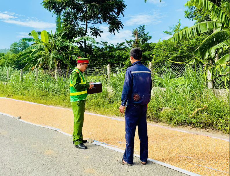CÔNG AN XÃ TRƯỜNG SINH: TUYÊN TRUYỀN KHÔNG PHƠI NÔNG SẢN TRÊN ĐƯỜNG GIAO THÔNG – BẢO VỆ TÍNH MẠNG VÀ TÀI SẢN CỦA NHÂN DÂN