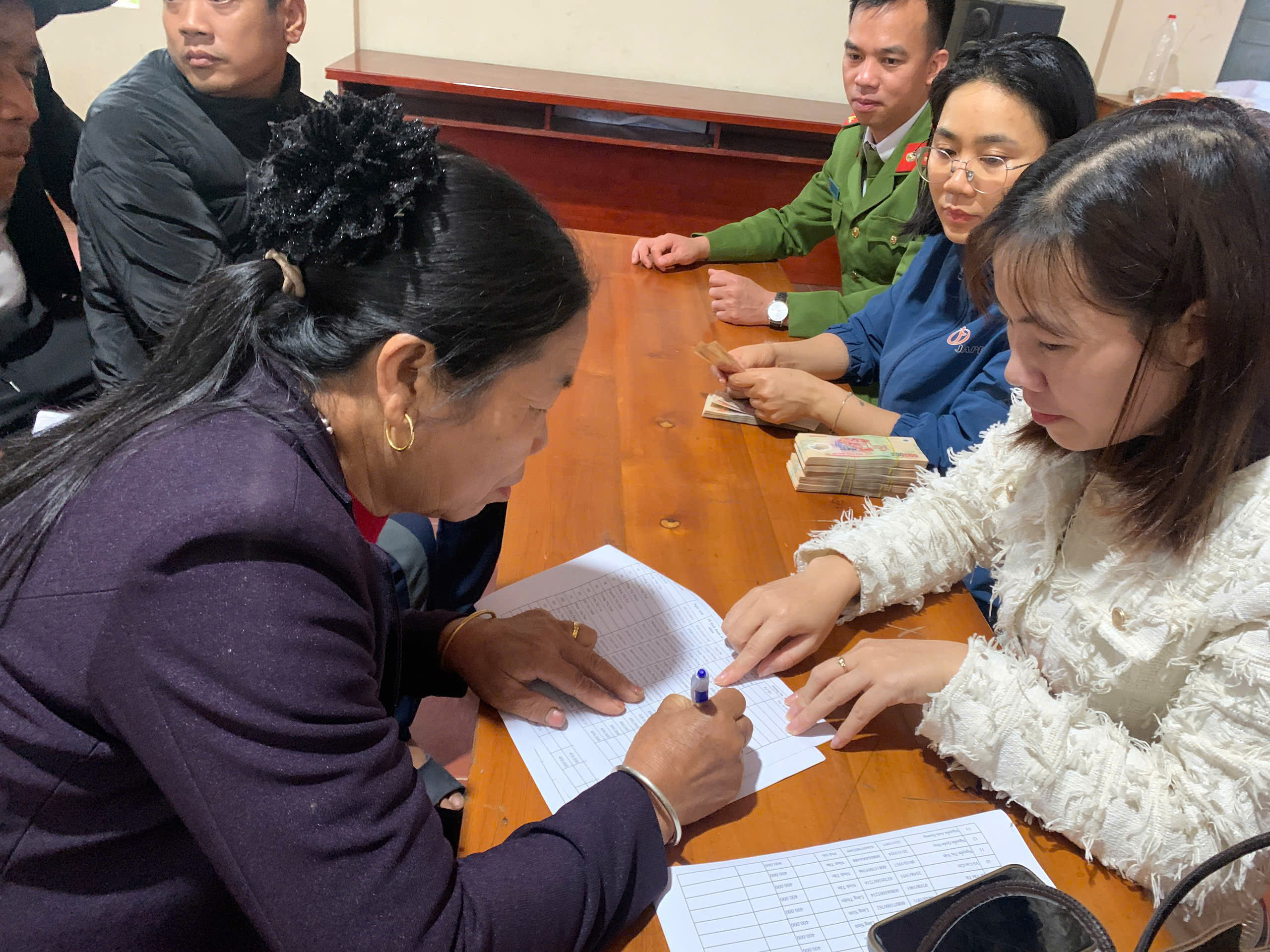 CÔNG AN XÃ SƠN THUỶ THAM MƯU UBND XÃ TỔ CHỨC TẶNG QUÀ TẾT NGUYÊN ĐÁN BÍNH NGỌ 2026 THEO NGHỊ QUYẾT 418 CỦA CHÍNH PHỦ