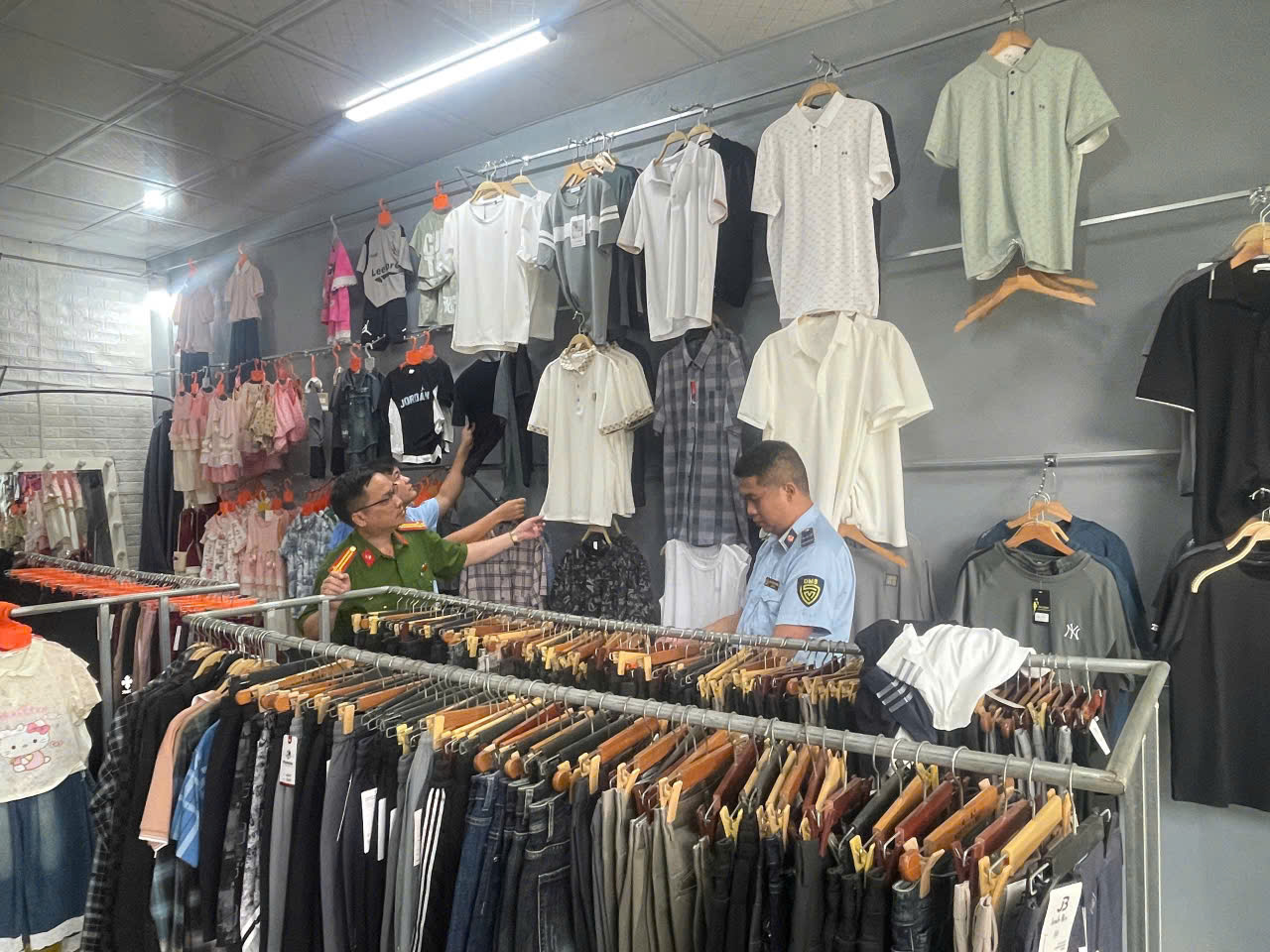 CÔNG AN XÃ TÂN MỸ TĂNG CƯỜNG CÔNG TÁC KIỂM TRA, NGĂN CHẶN TÌNH TRẠNG KINH DOANH HÀNG GIẢ, HÀNG KÉM CHẤT LƯỢNG